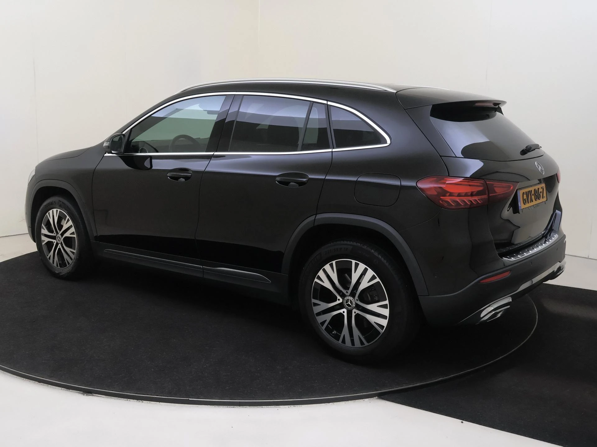 Mercedes-Benz-GLA-image-2