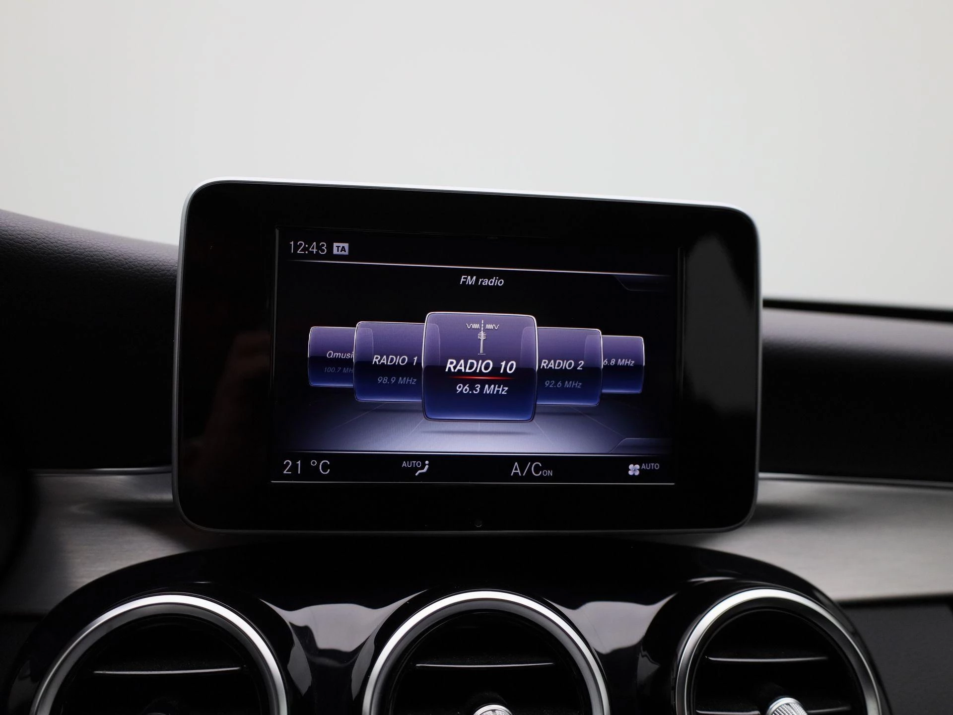 Mercedes-Benz-C-Klasse-image-13