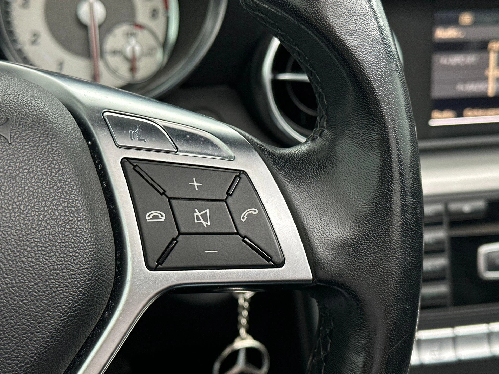 Mercedes-Benz-SLK-image-14