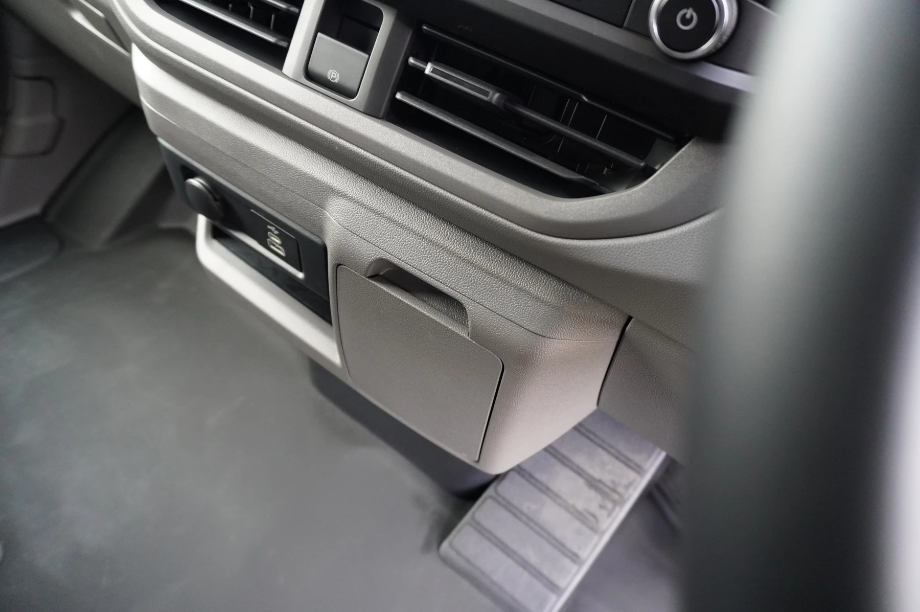 Volkswagen-Transporter-image-35