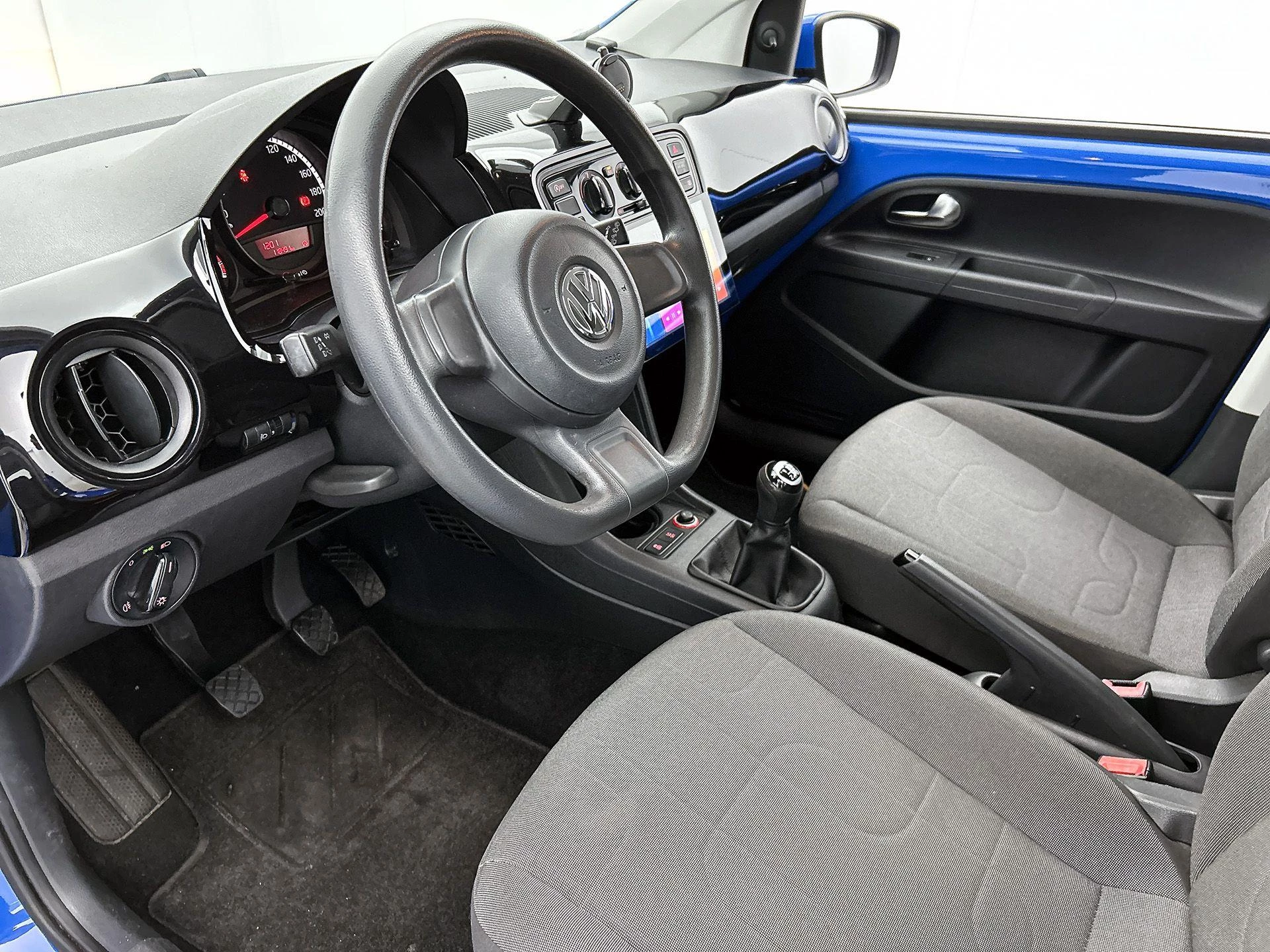 Volkswagen-up!-image-9