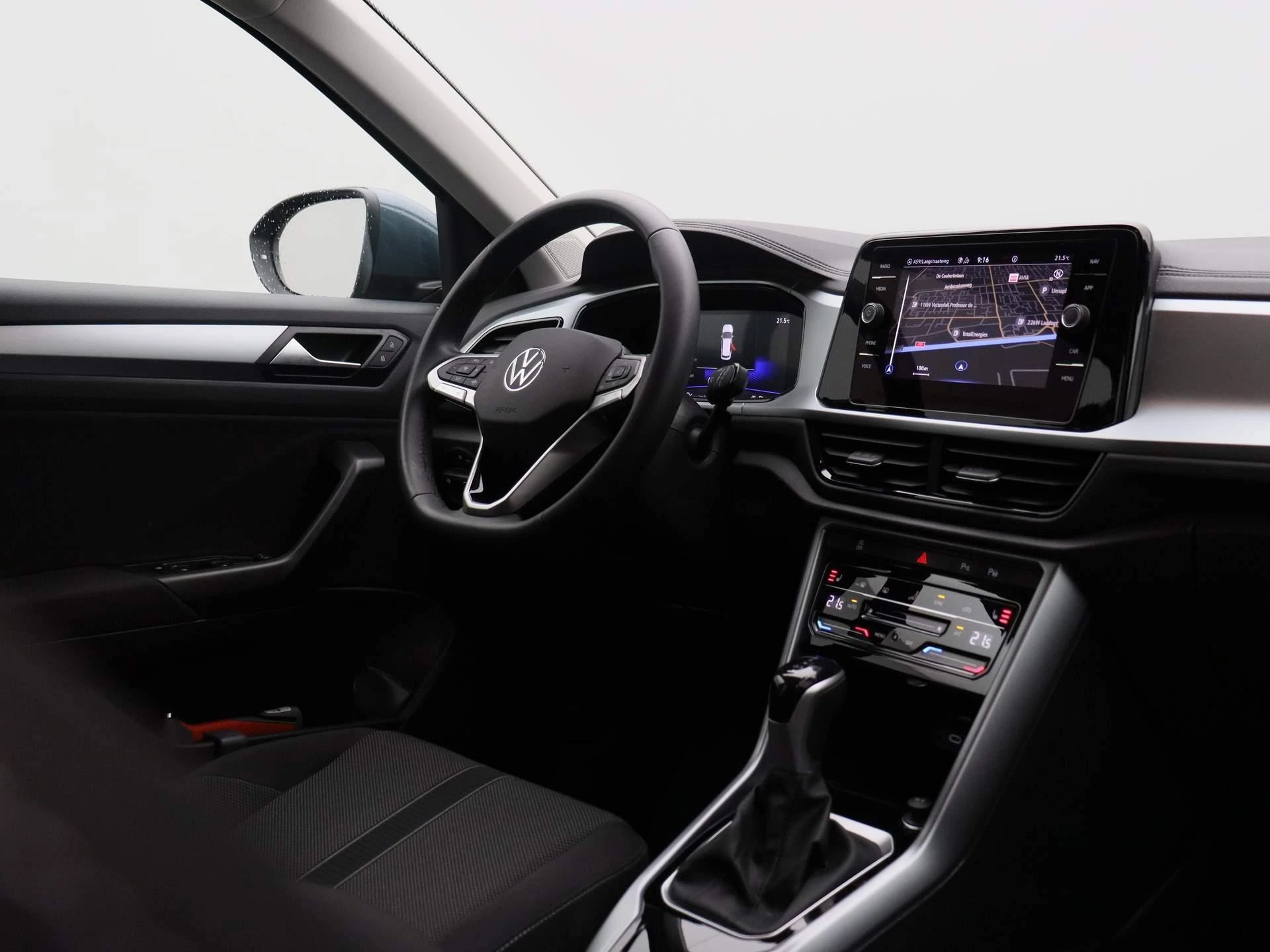 Volkswagen-T-Roc-image-29