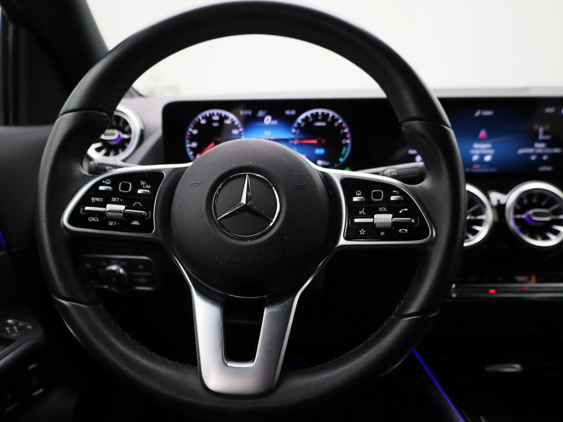 Mercedes-Benz-GLA-image-6