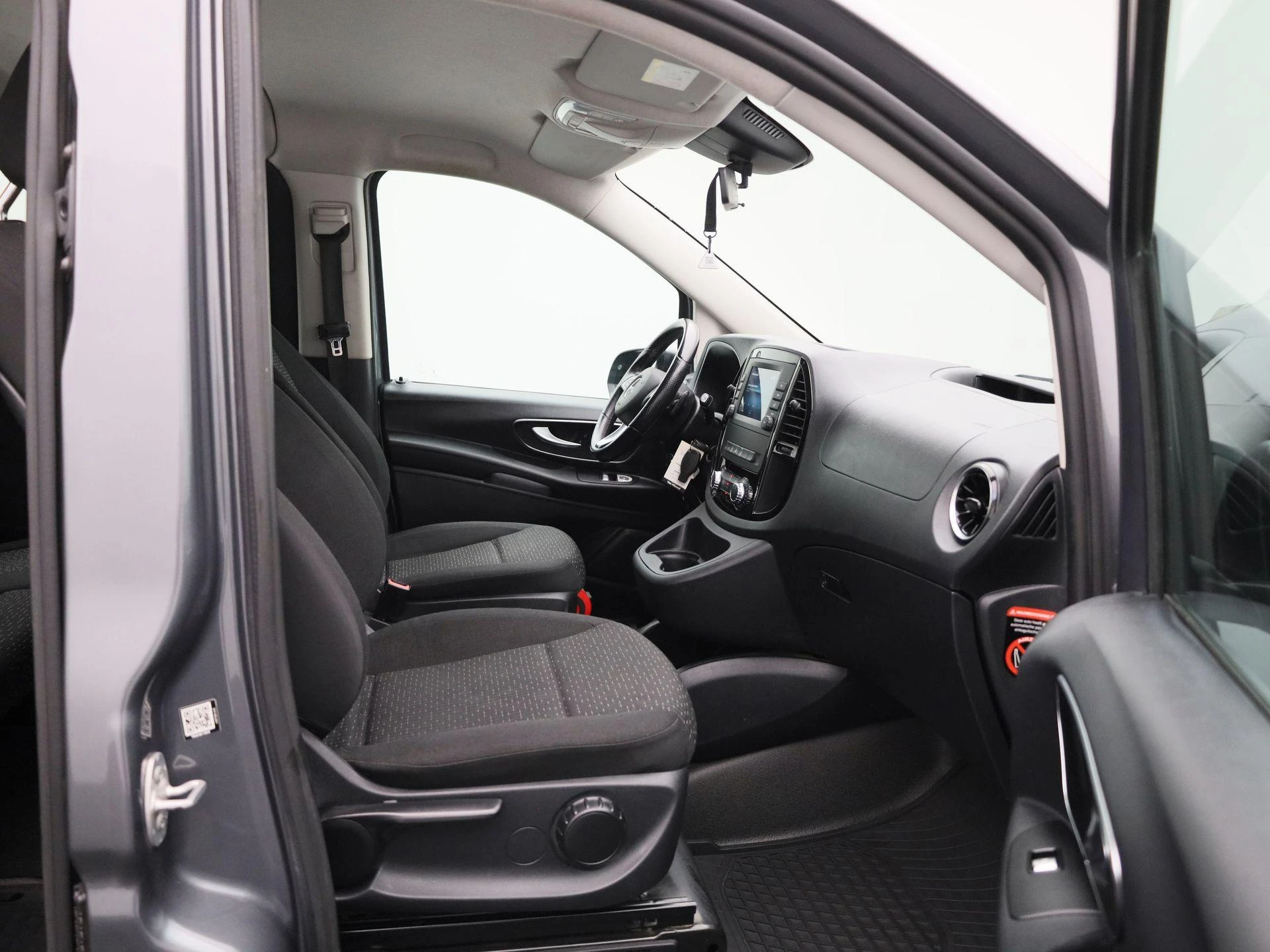 Mercedes-Benz-Vito-image-32