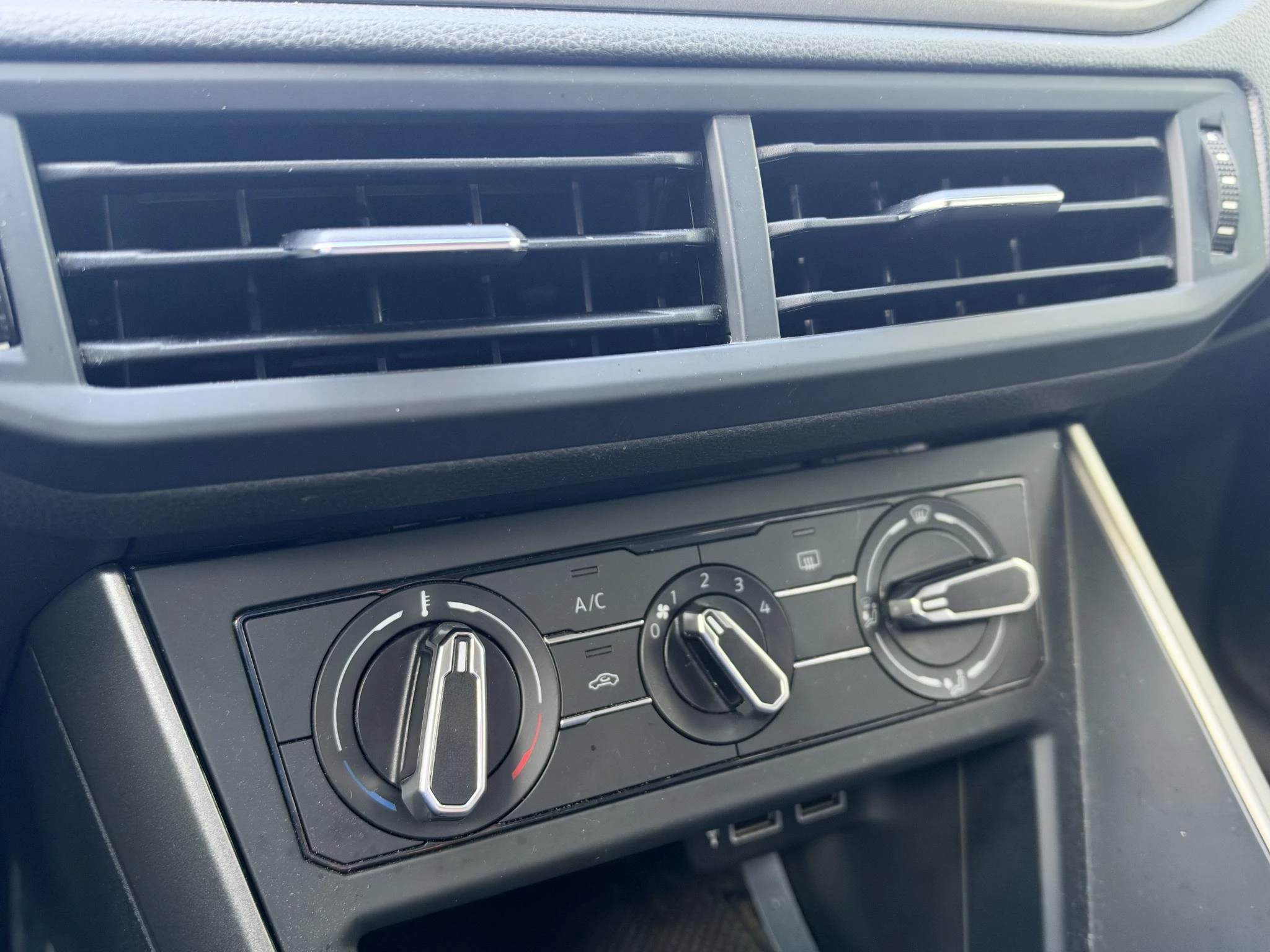 Volkswagen-Polo-image-5