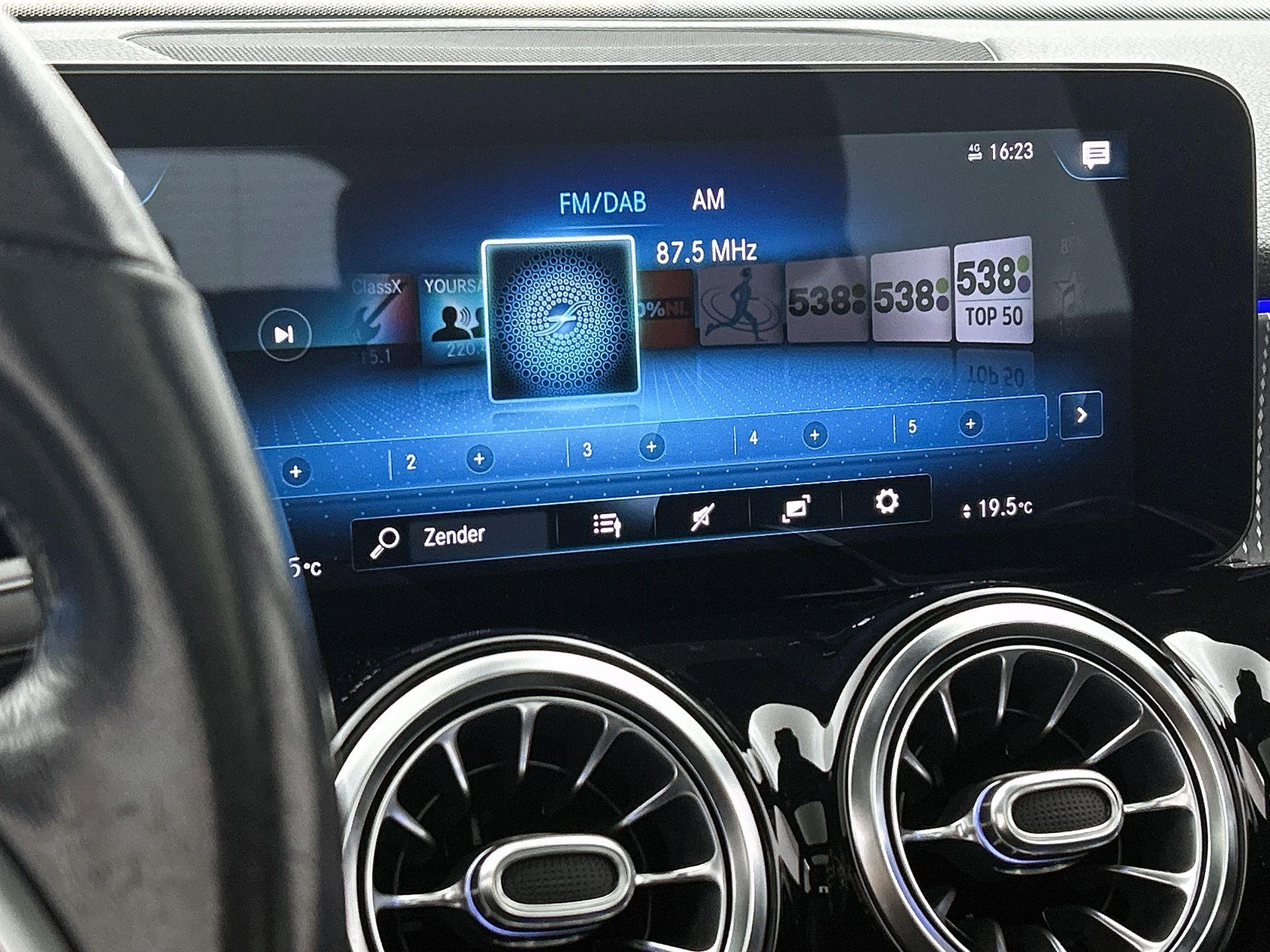 Mercedes-Benz-GLB-image-6
