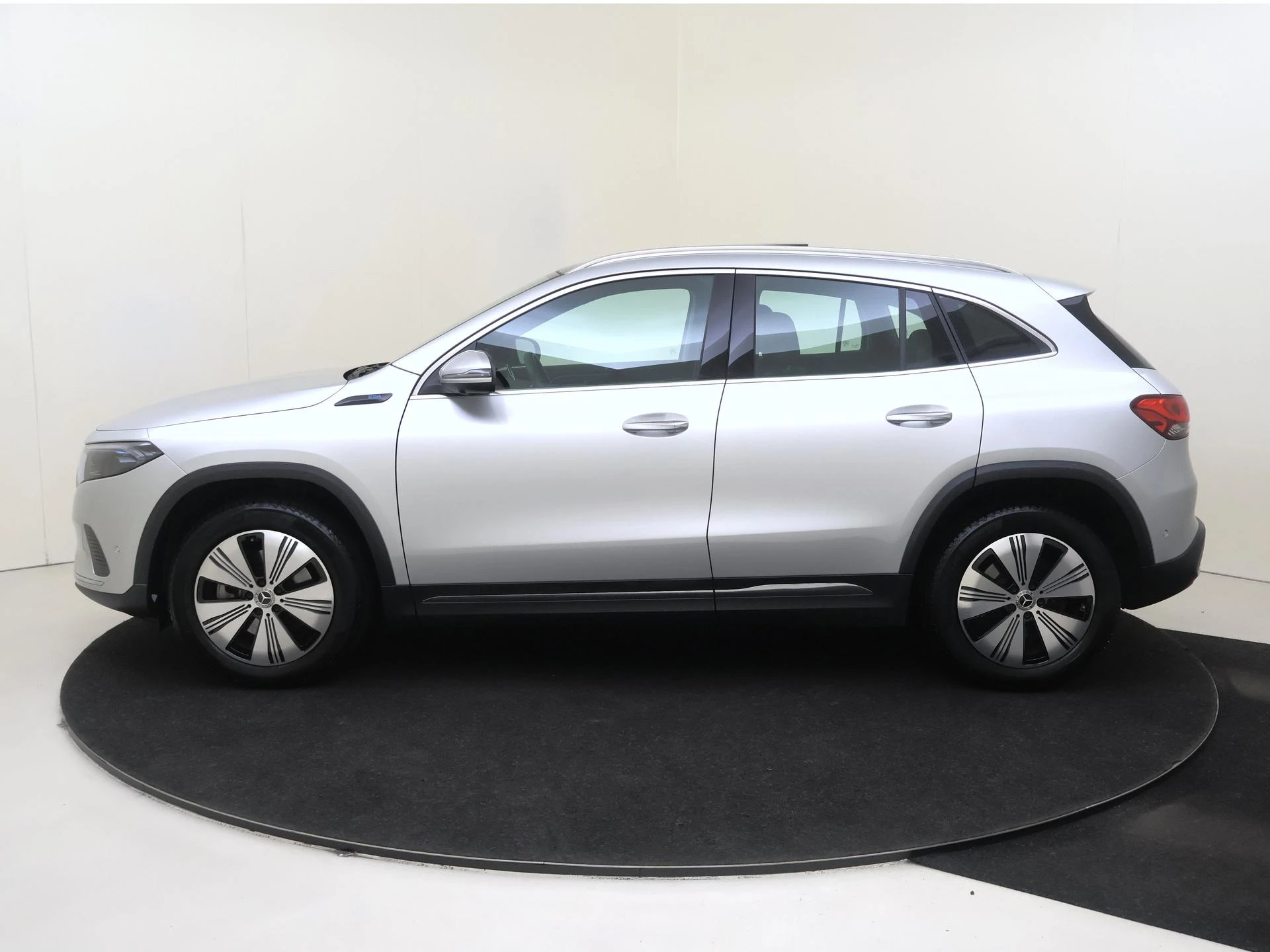 Mercedes-Benz-EQA-image-7