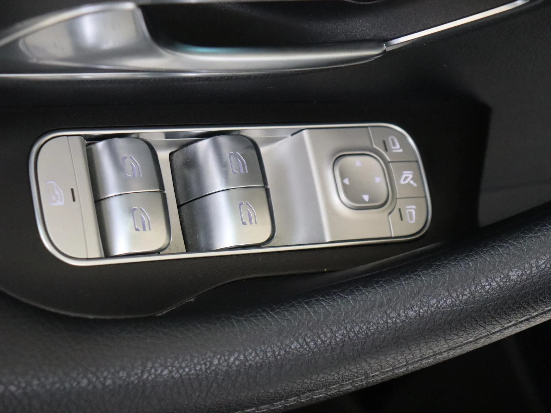 Mercedes-Benz-GLE-image-25