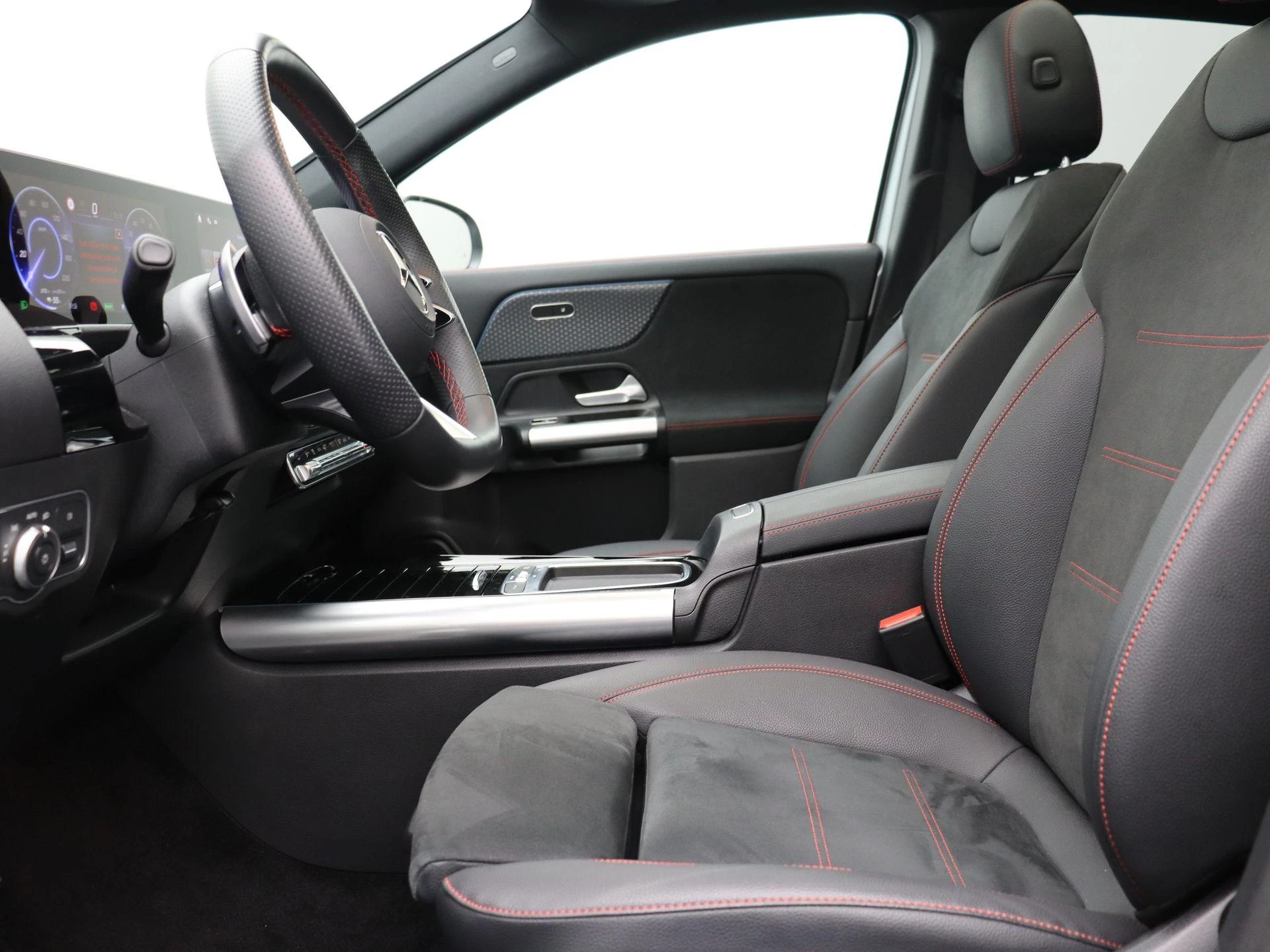 Mercedes-Benz EQA 250+ AMG Line + CARPLAY + PANORAMISCH DAK + NIGHTPAKKET +