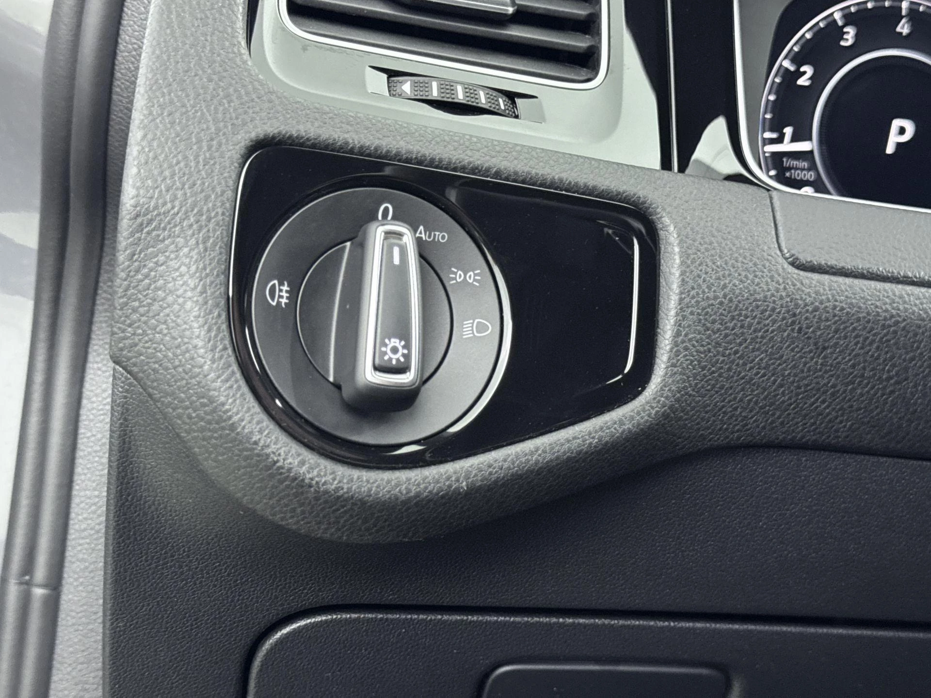 Volkswagen-Golf-image-22