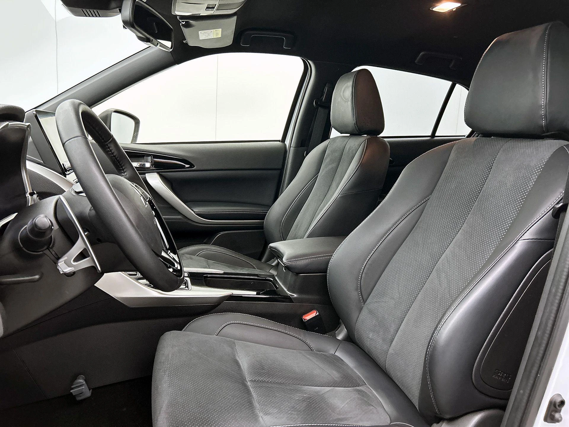 Mitsubishi-Eclipse Cross-image-32