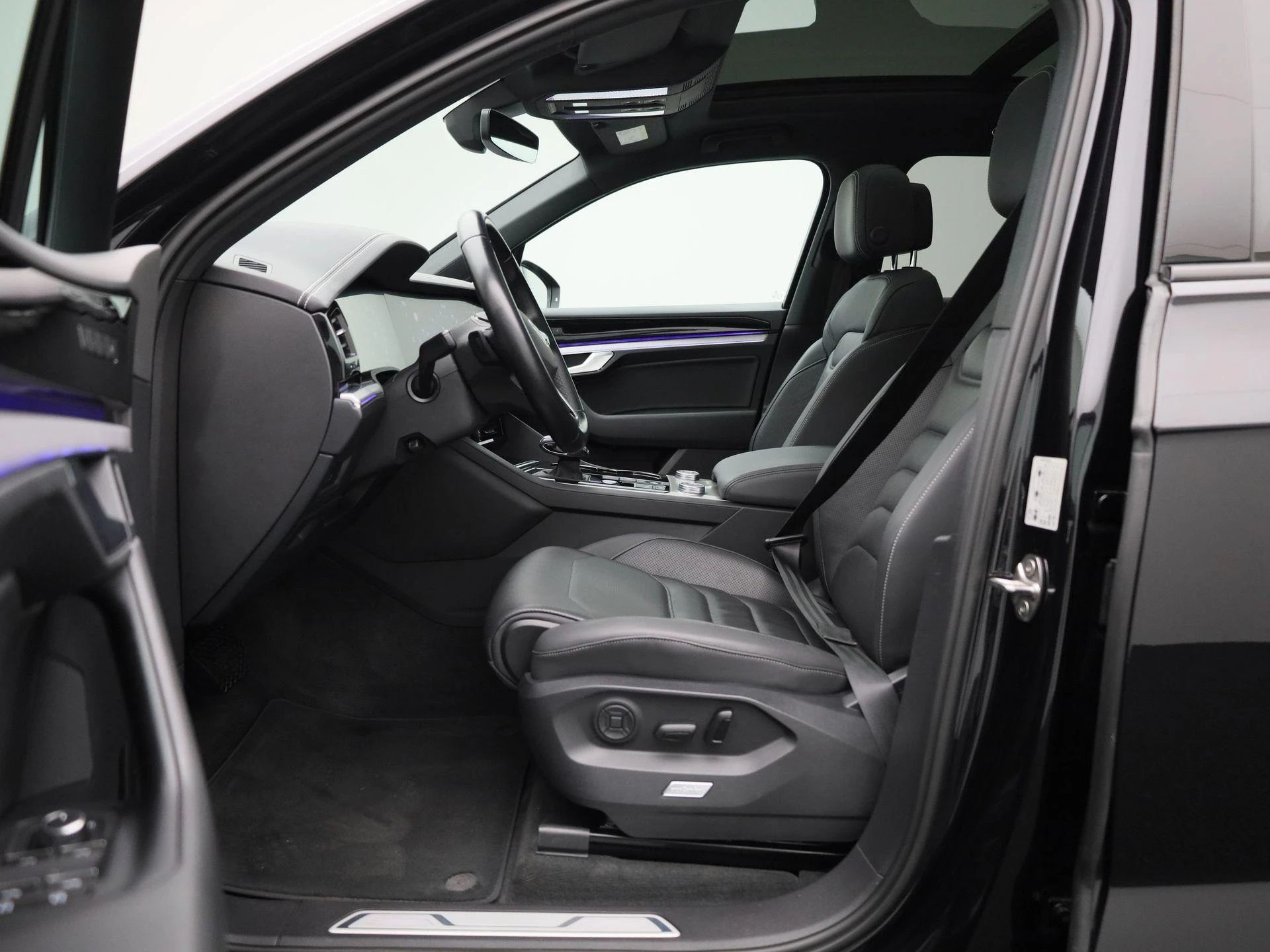 Volkswagen-Touareg-image-10