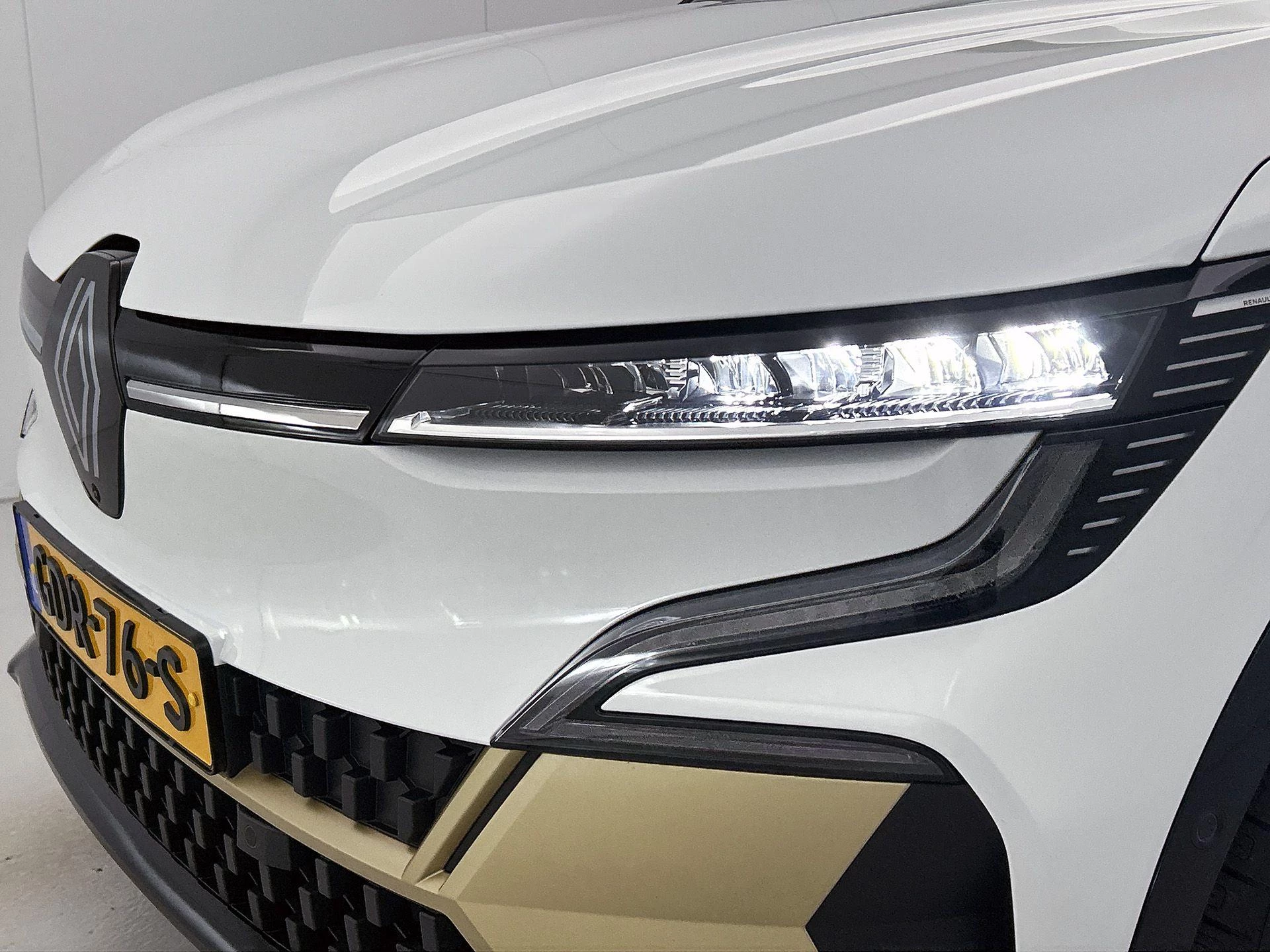 Renault-Megane E-Tech-image-18