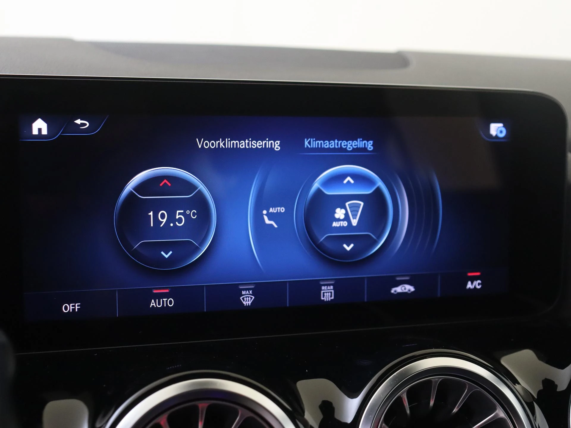 Mercedes-Benz-EQA-image-18