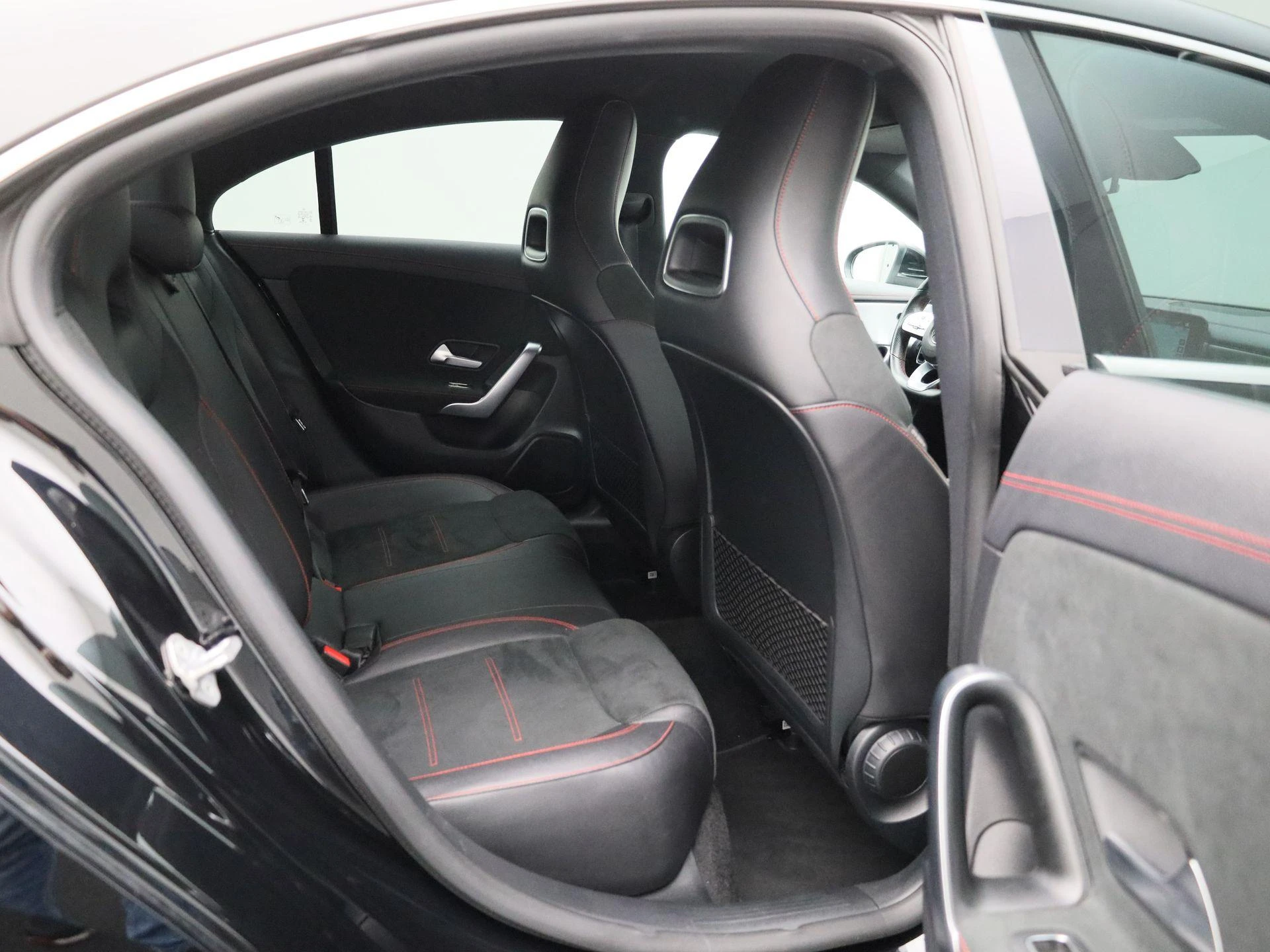 Mercedes-Benz-CLA-image-38