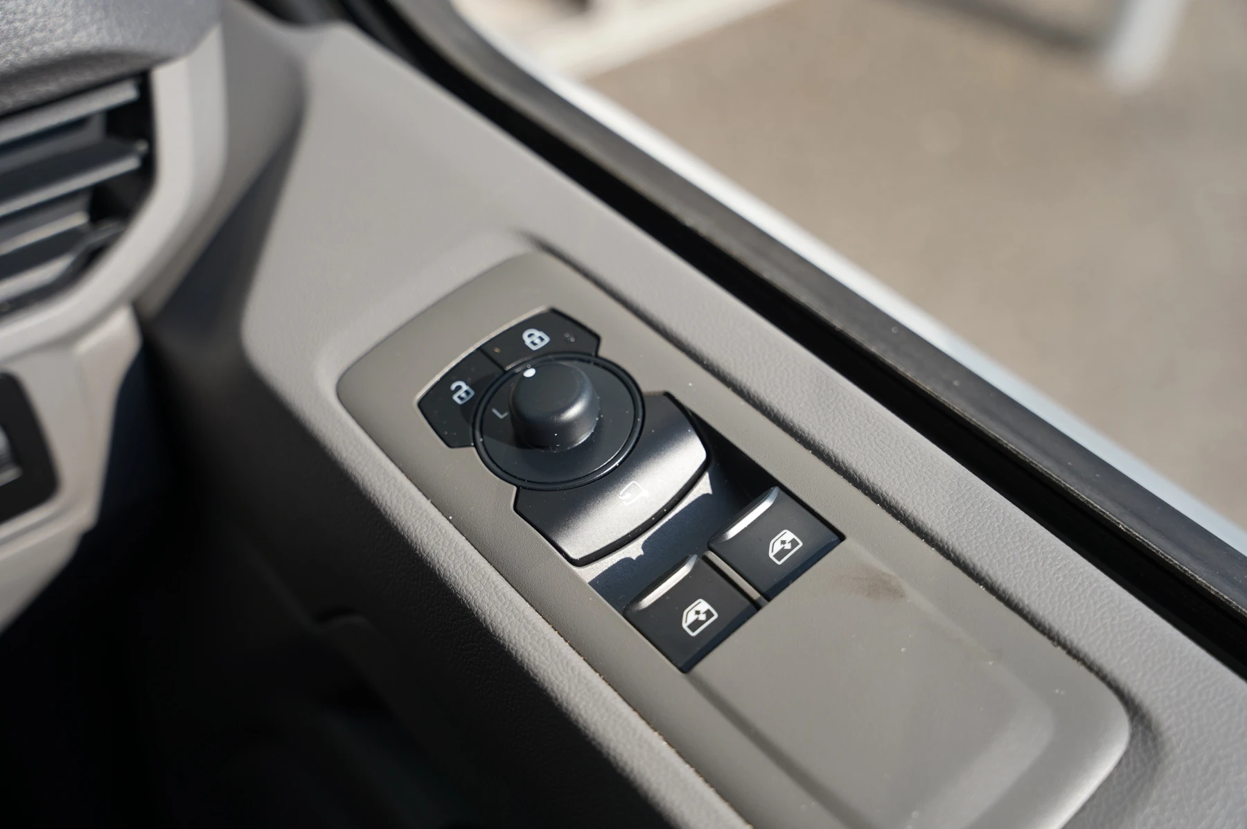 Volkswagen-Transporter-image-18