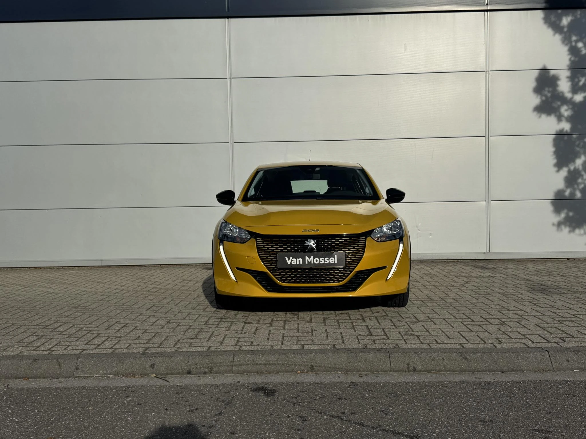 Peugeot-e-208-image-8