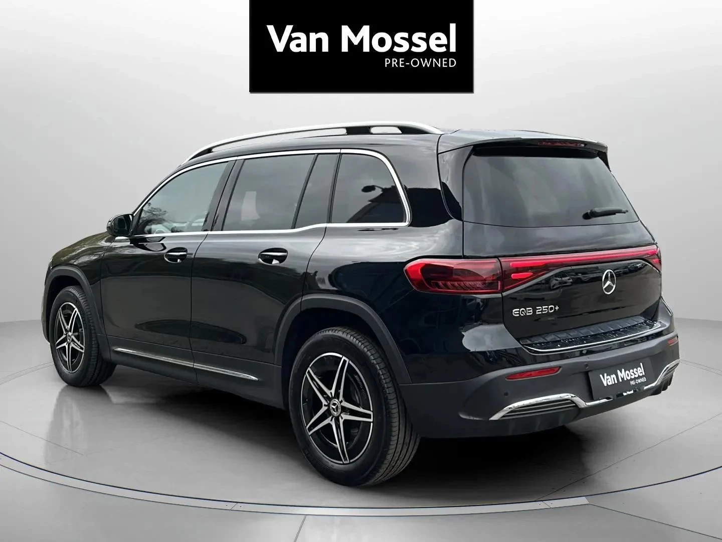 Mercedes-Benz-EQB-image-6