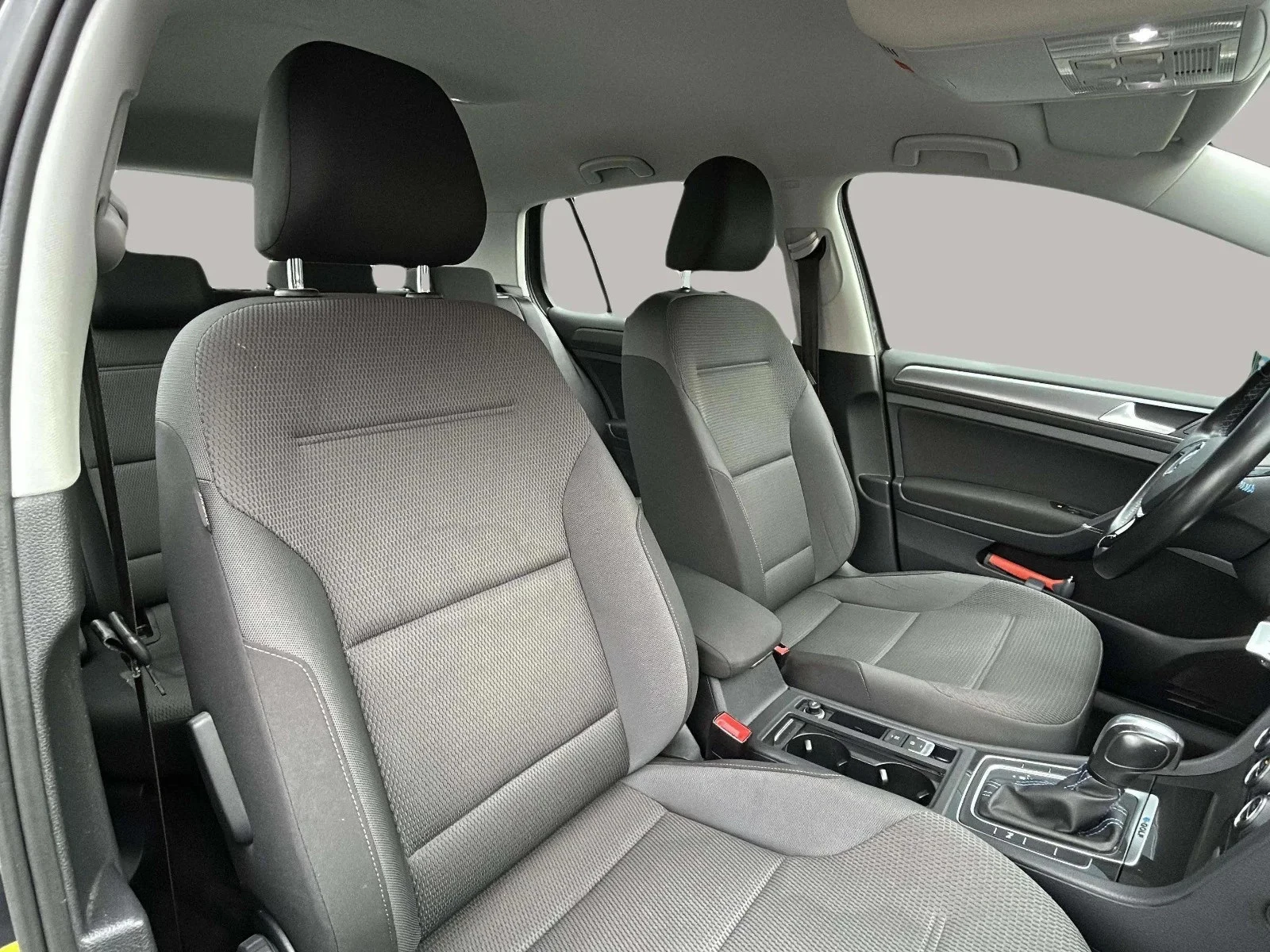 Volkswagen-e-Golf-image-12