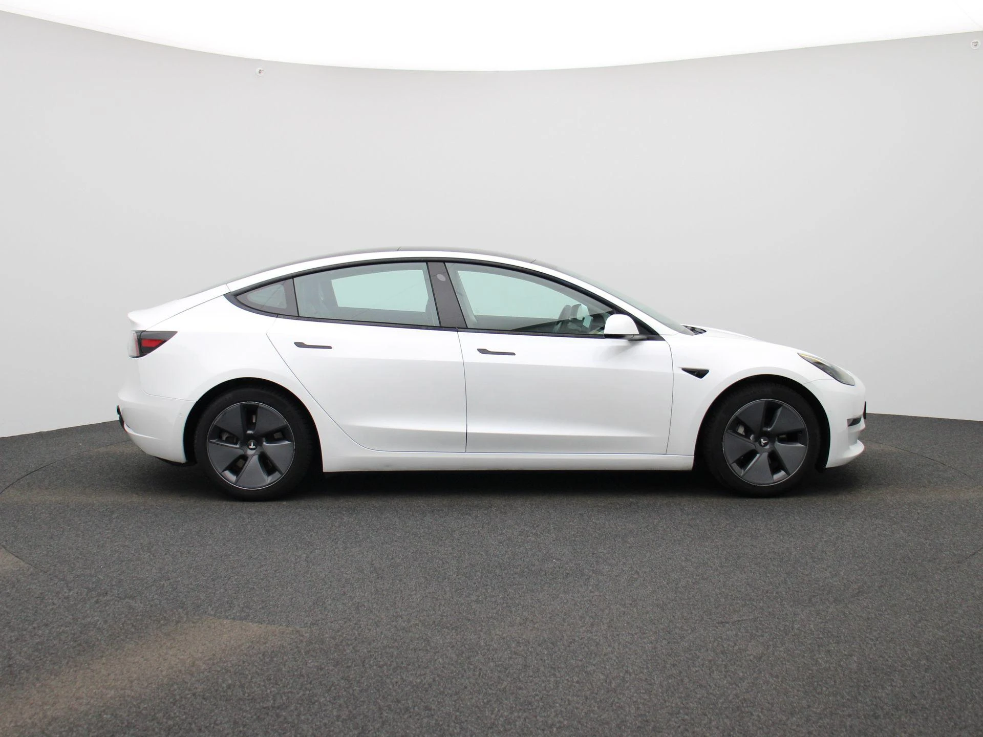 Tesla-Model 3-image-5