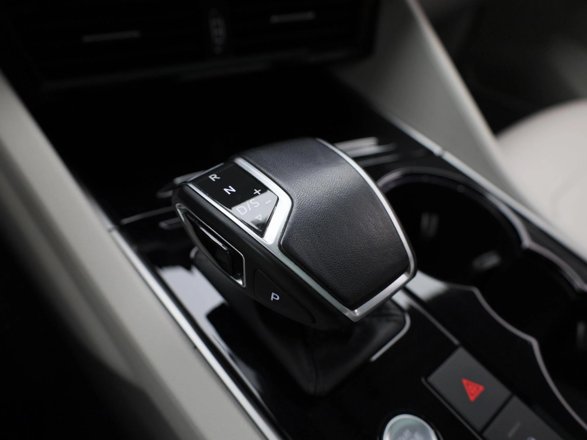 Volkswagen-Touareg-image-30
