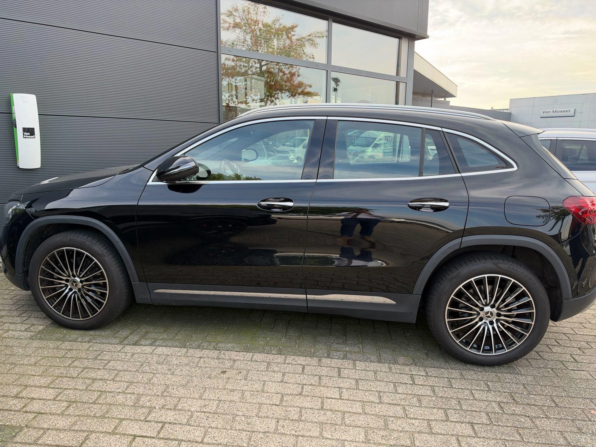 Mercedes-Benz-GLA-image-14