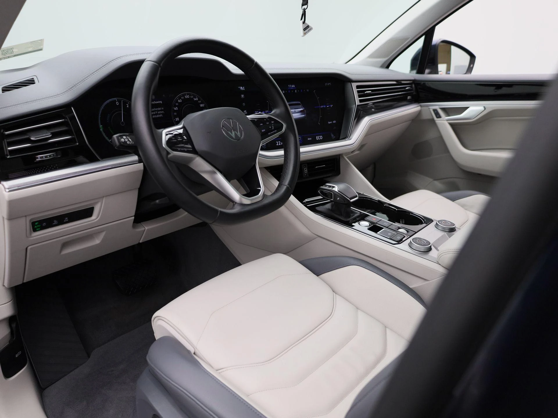Volkswagen-Touareg-image-17