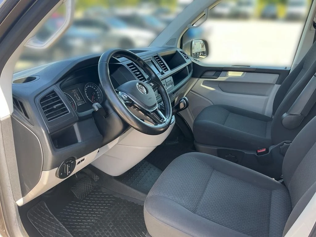 Volkswagen-Caravelle-image-10