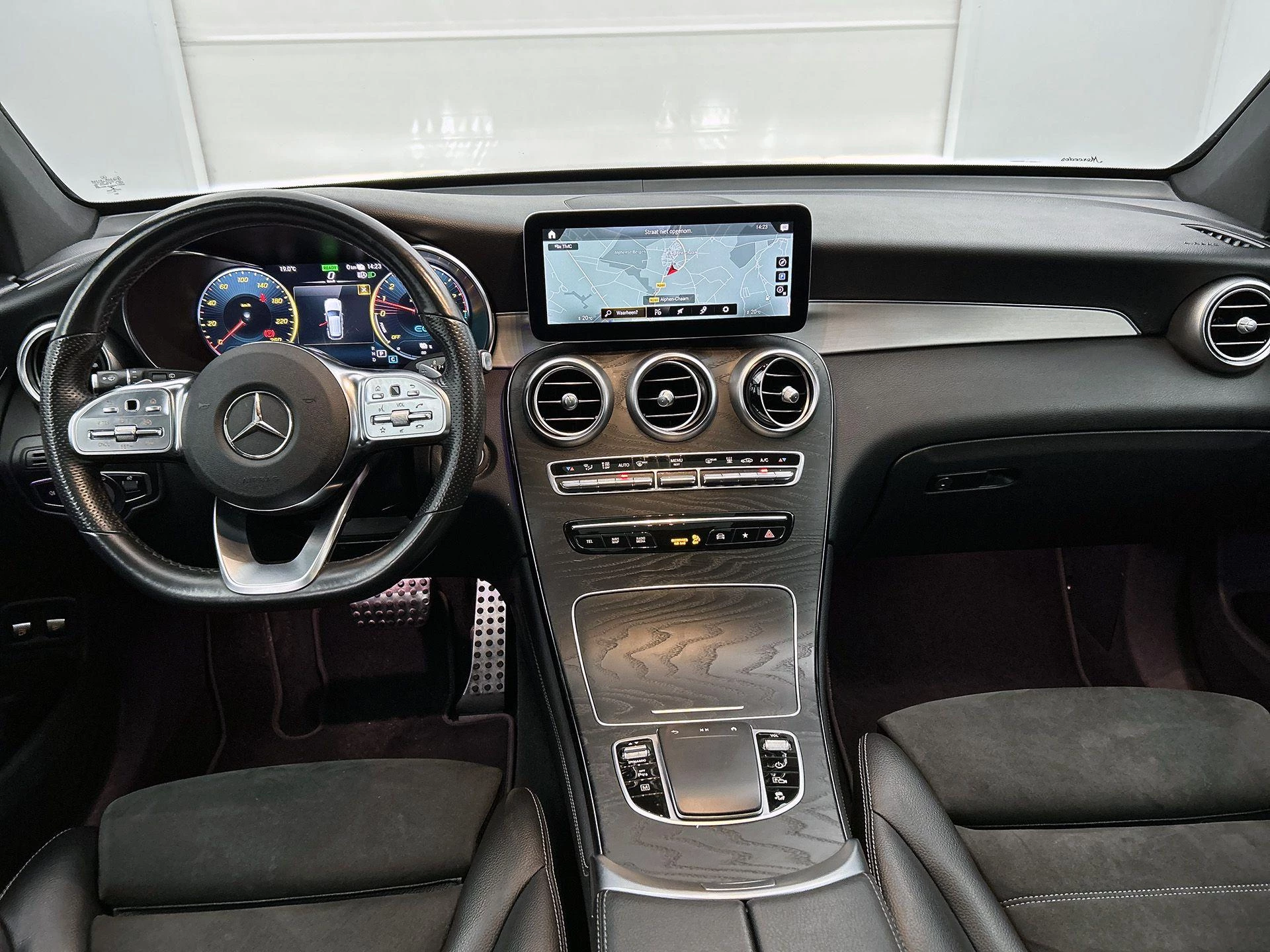 Mercedes-Benz-GLC-image-23