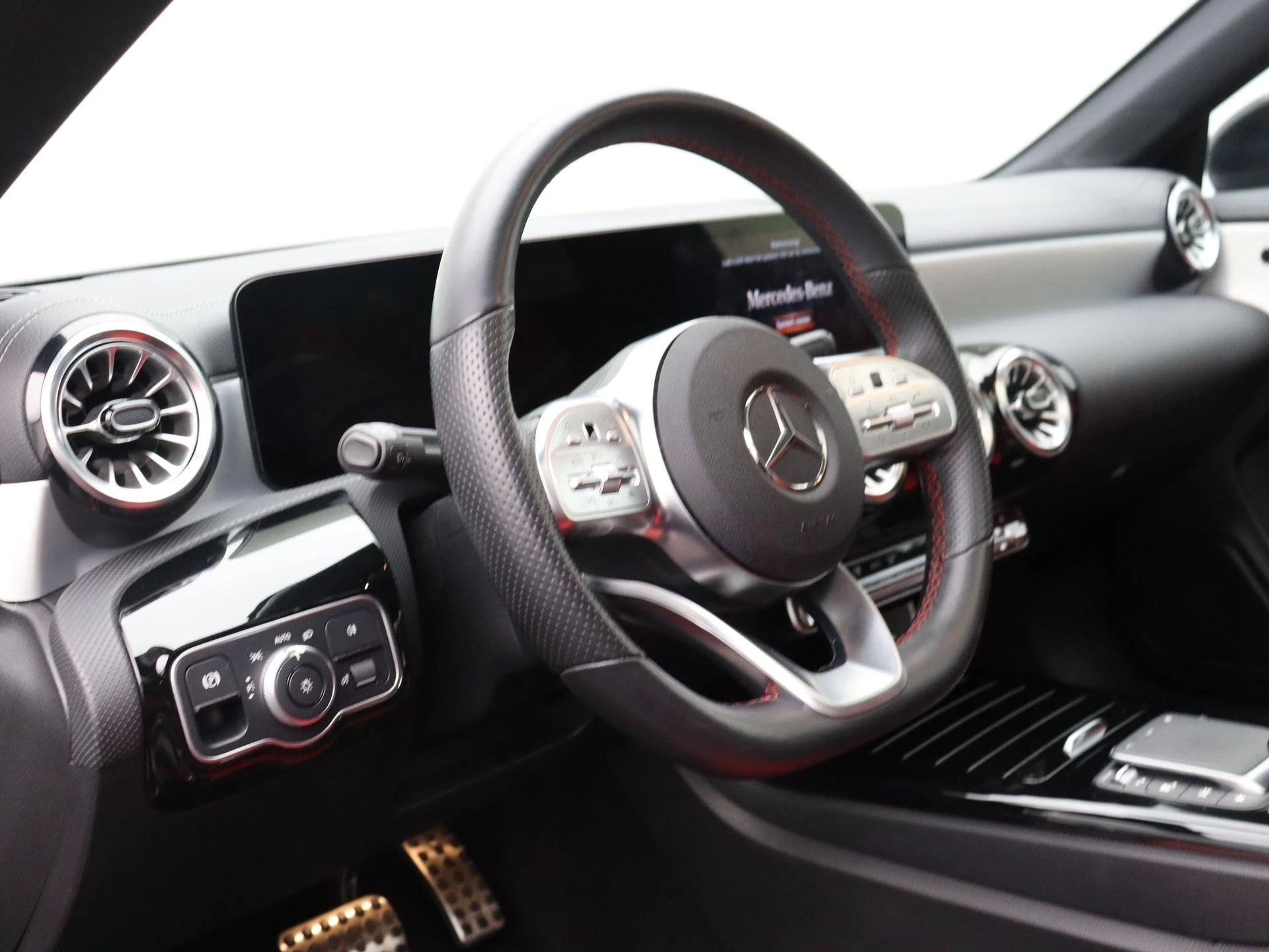 Mercedes-Benz CLA 250 e AMG Line + LEDER + CARPLAY + PANO DAK + HEAD UP + MULTIBEAM
