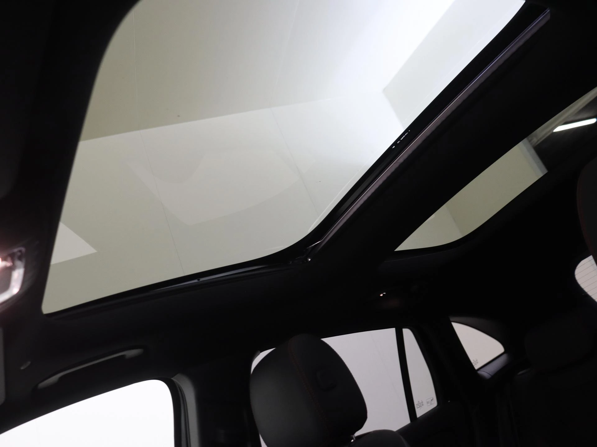 Mercedes-Benz-GLA-image-27