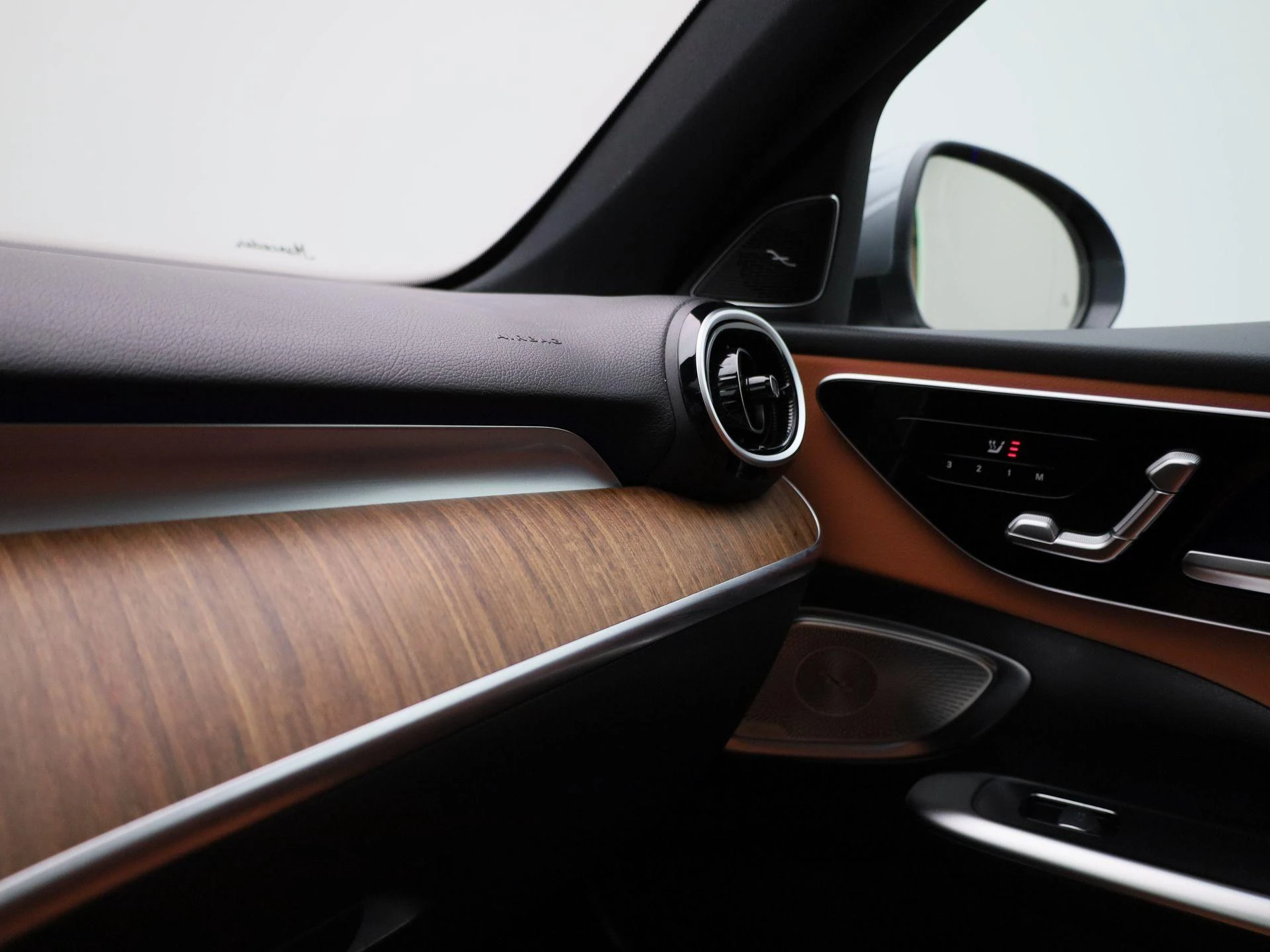 Mercedes-Benz-C-Klasse-image-23