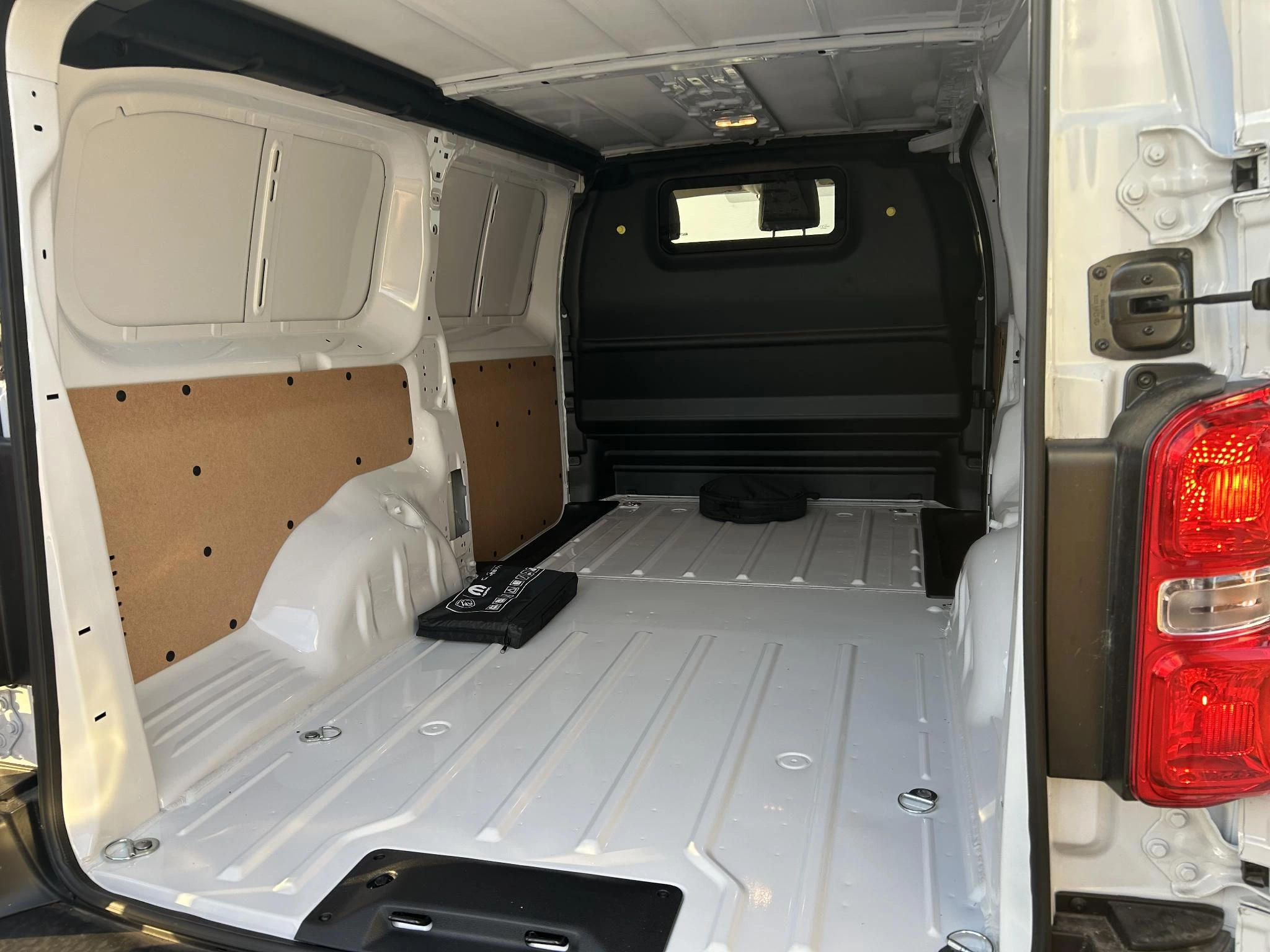 Peugeot-e-Expert-image-23