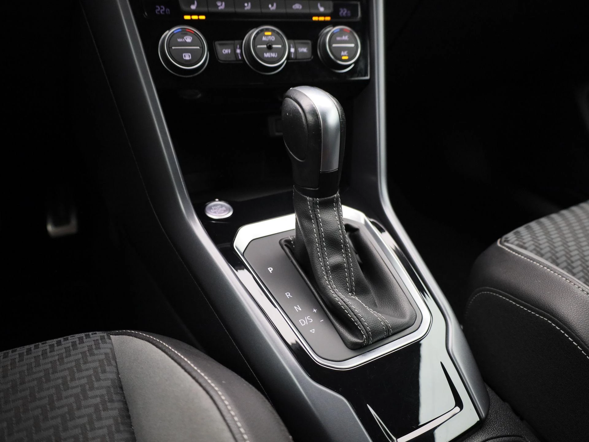 Volkswagen-T-Roc-image-10