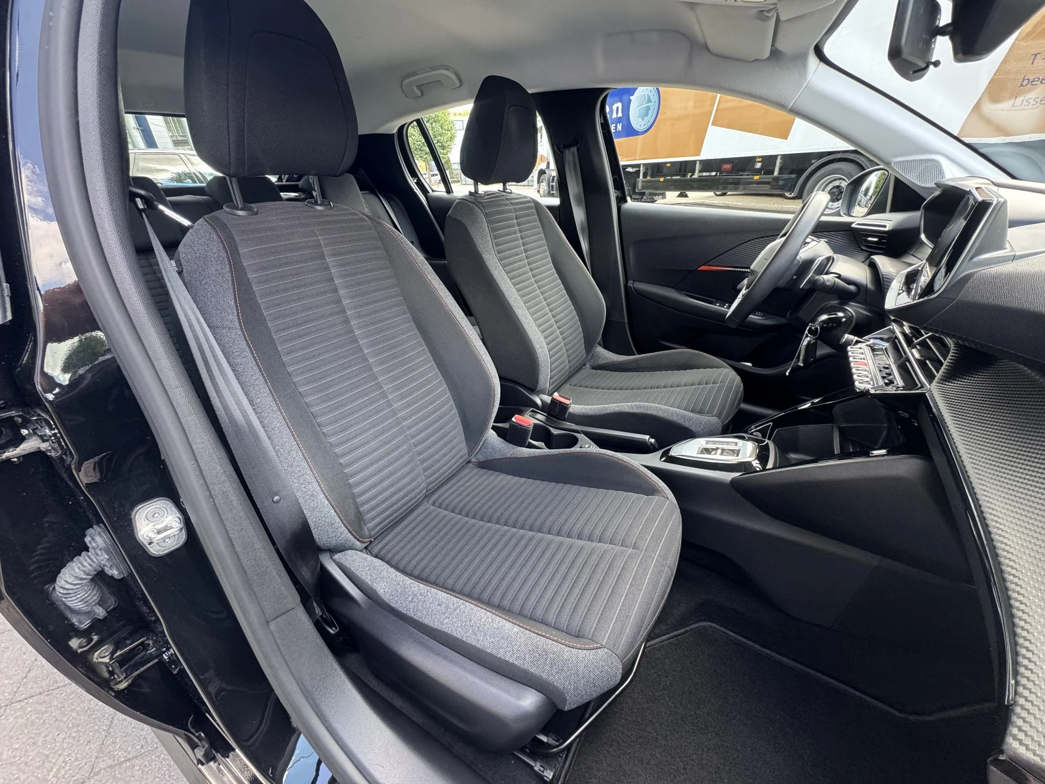 Peugeot-208-image-14