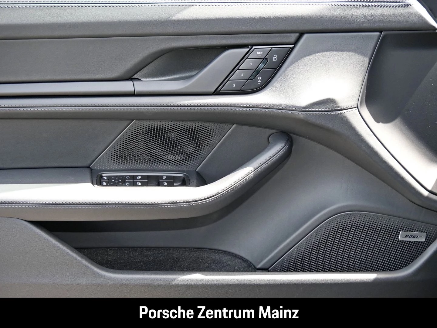 Porsche Taycan Black Edition InnoDrive HA-Lenkung HeadUp black edition