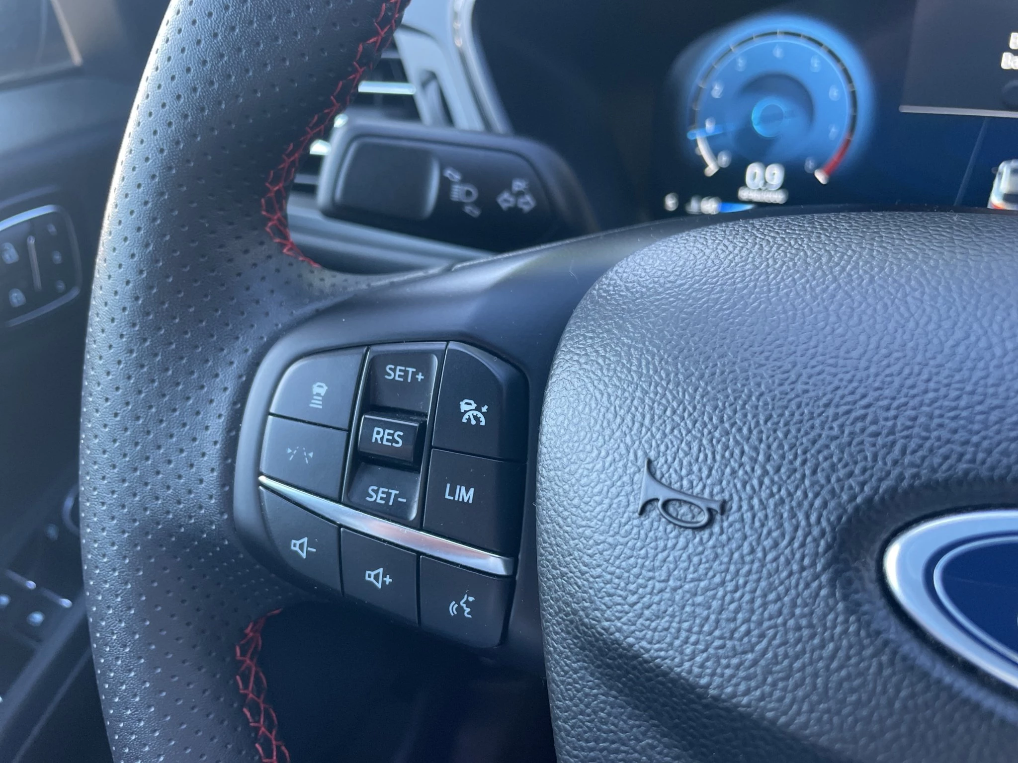 Ford Kuga ST-Line X Aut.*PANO*AHK*360GRAD*LED-MATRIX*NAVI*GRA*WINTER-PKT.