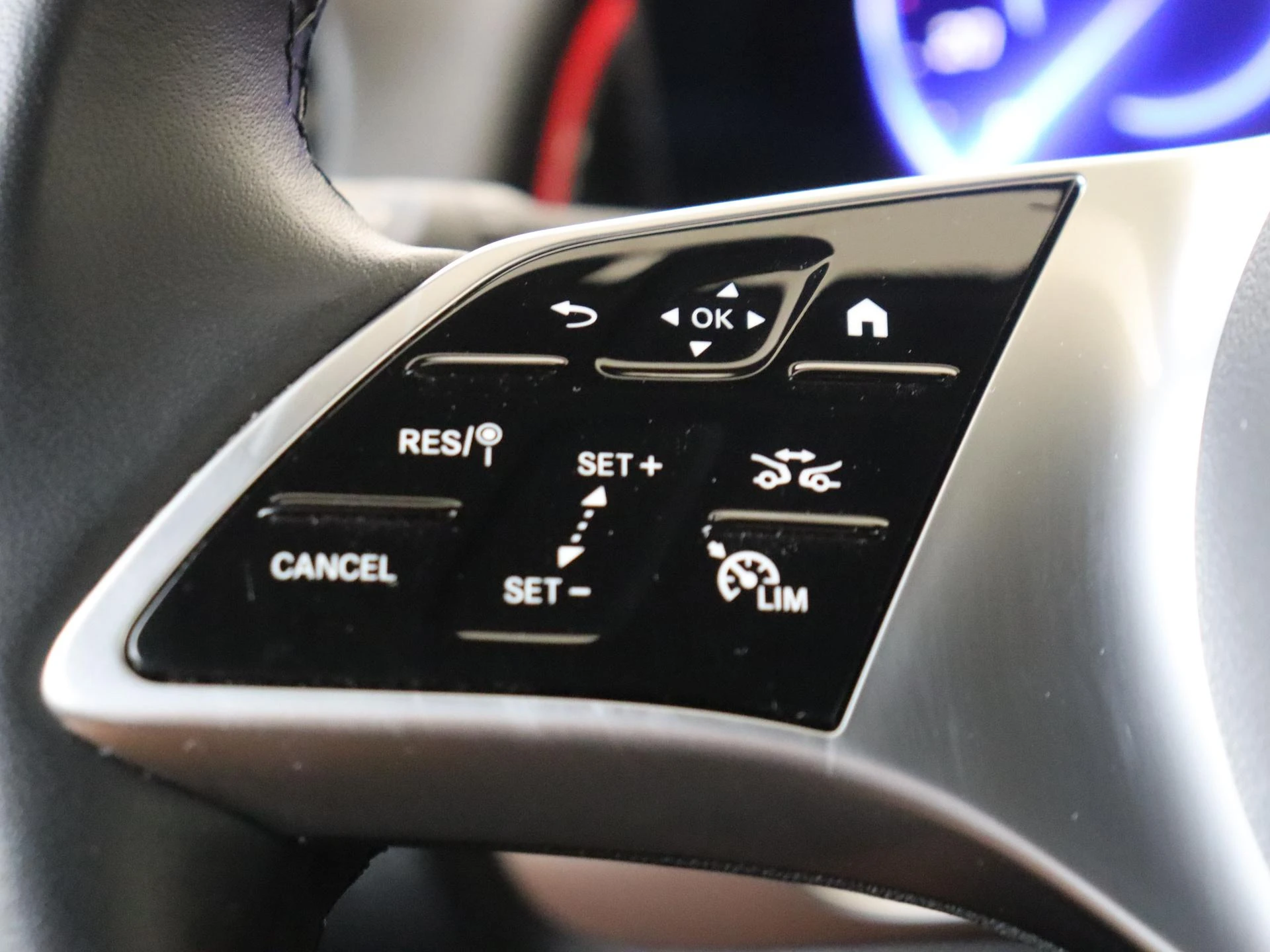 Mercedes-Benz-EQB-image-11