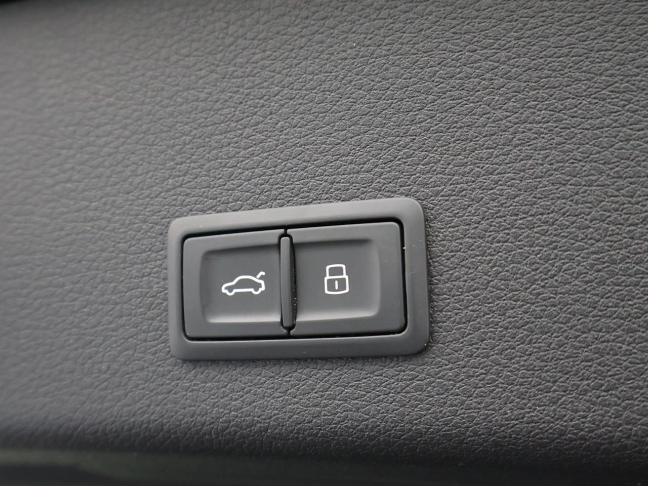 Audi e-tron Audi e-tron 95kWh 55 QUATTRO 408PK *AUTOMAAT*PANODAK*TREKHAAK*BRUIN LEDER*ACC*CAMERA*PDC*NAVI*APP-CONNECT*...*