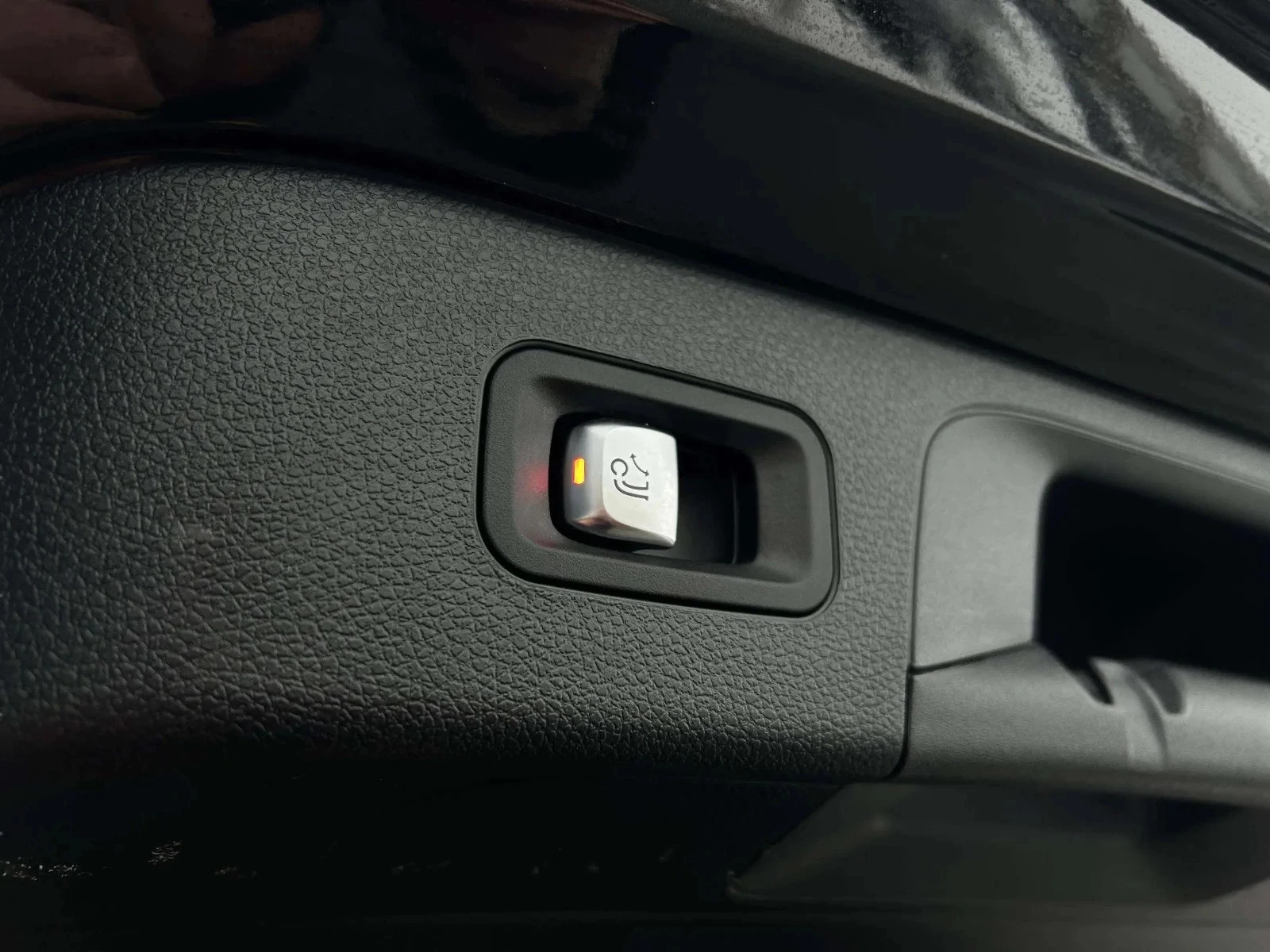 Mercedes-Benz-EQC-image-22