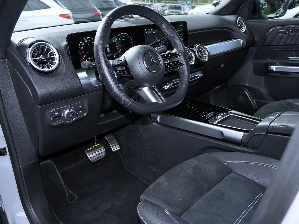 Mercedes-Benz-GLB 200-image-8