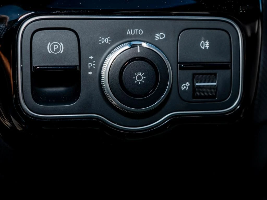 Mercedes-Benz-CLA 200-image-14