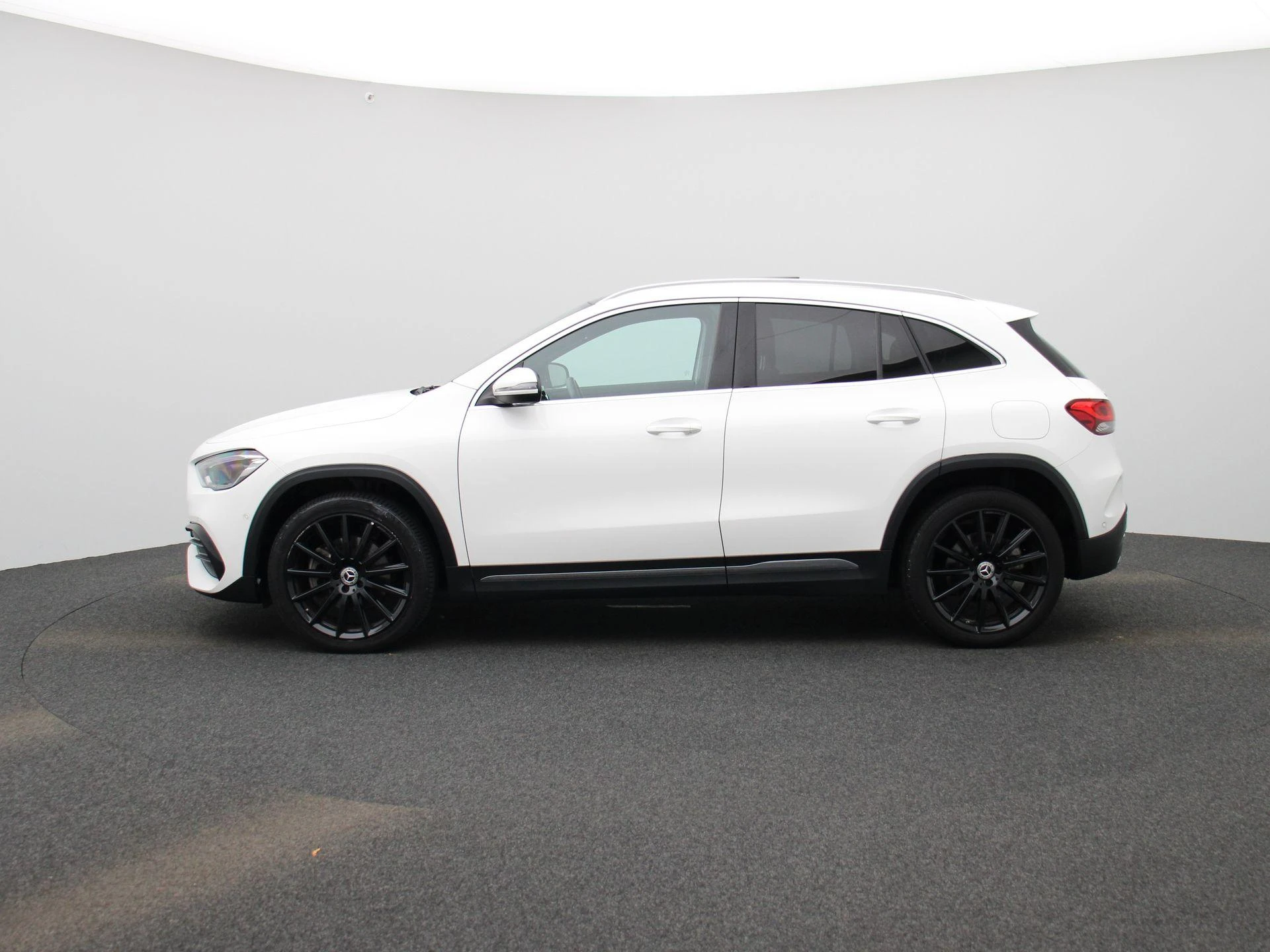 Mercedes-Benz-GLA-image-5