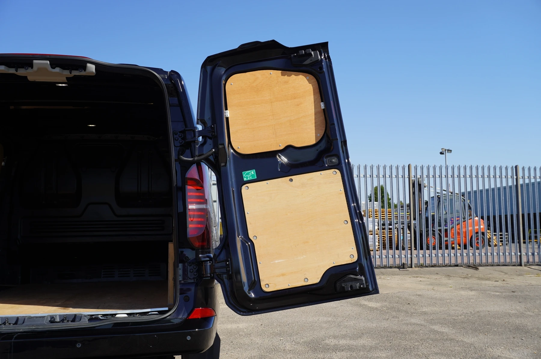 Volkswagen-Transporter-image-22