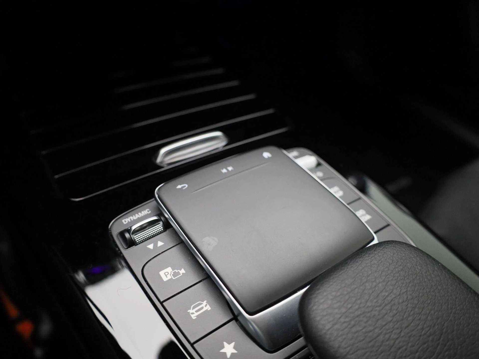 Mercedes-Benz-CLA-image-27