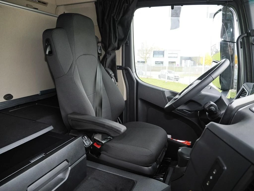 Mercedes-Benz--image-12