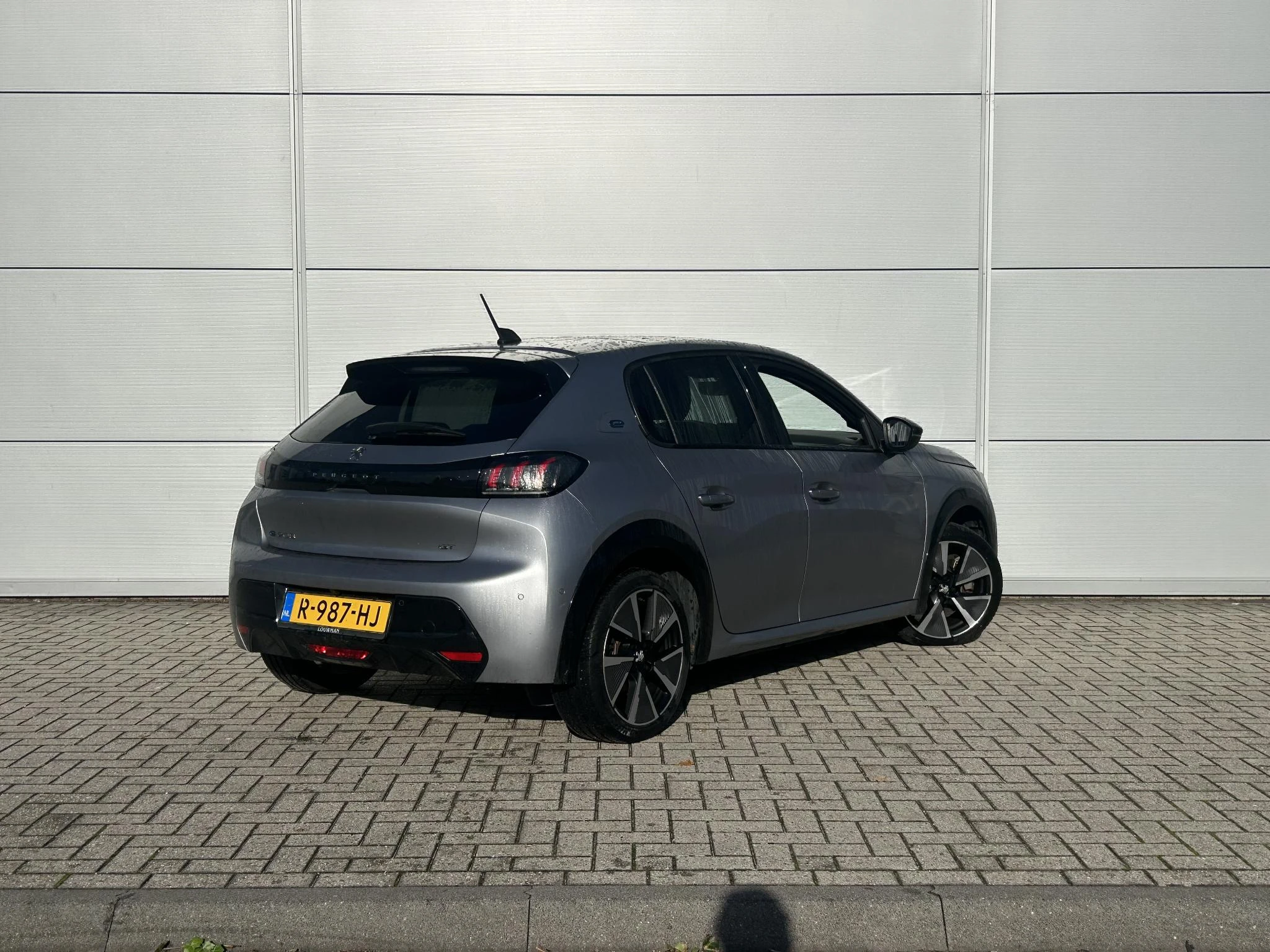 Peugeot e-208