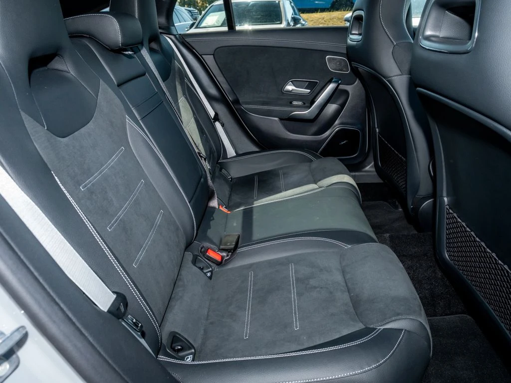 Mercedes-Benz-CLA 200-image-12
