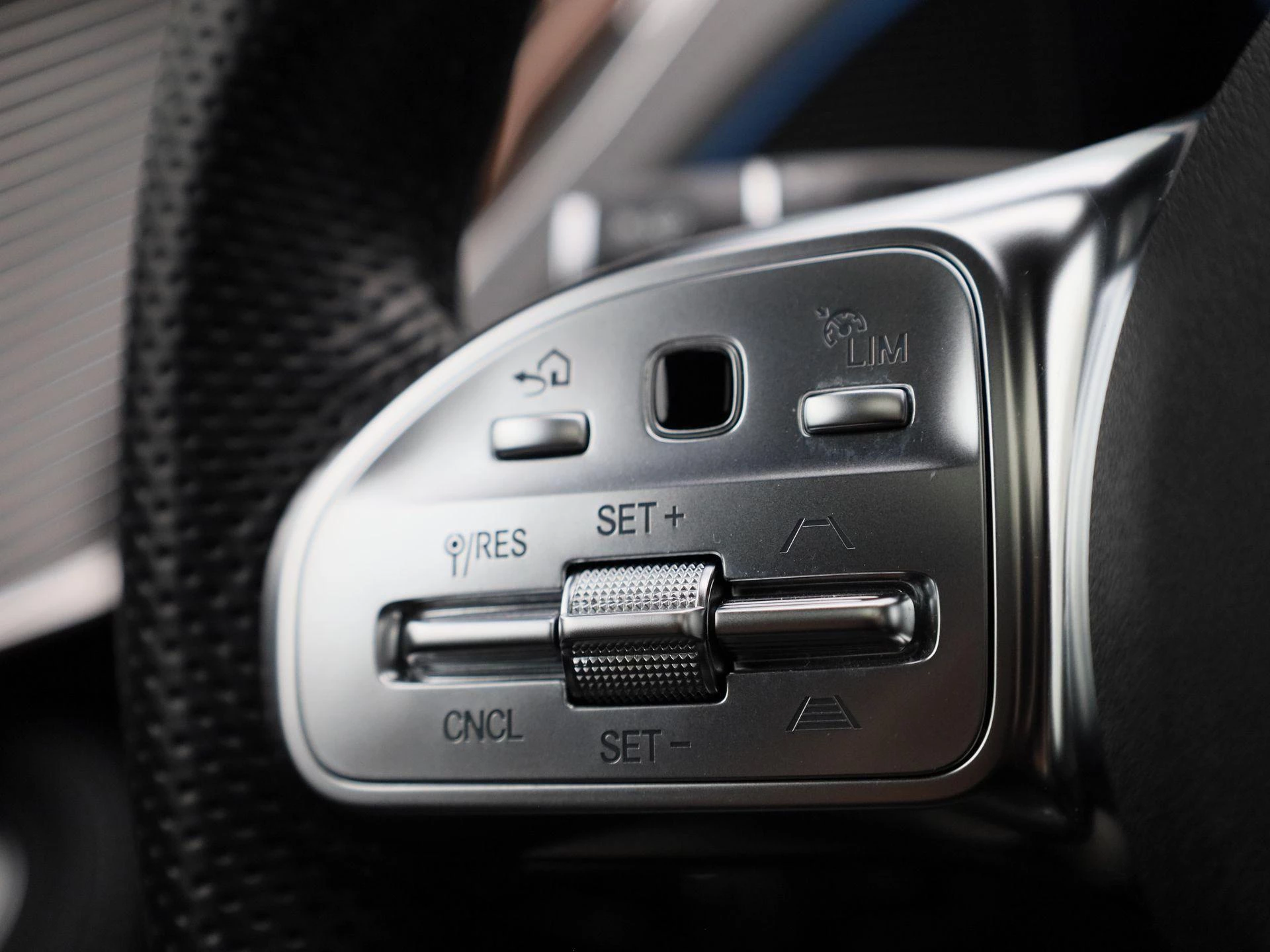 Mercedes-Benz-EQC-image-20