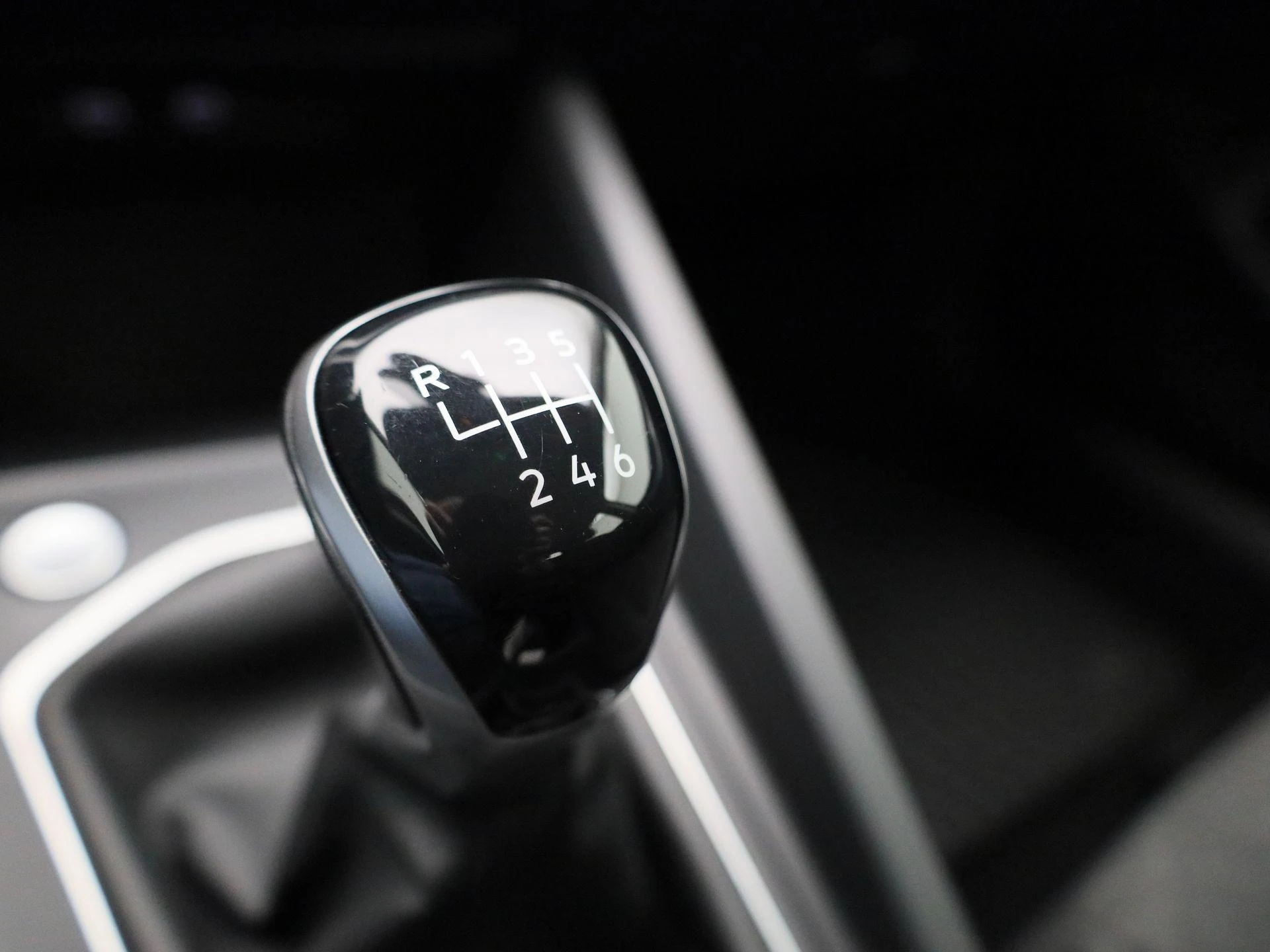 Volkswagen-Golf-image-23